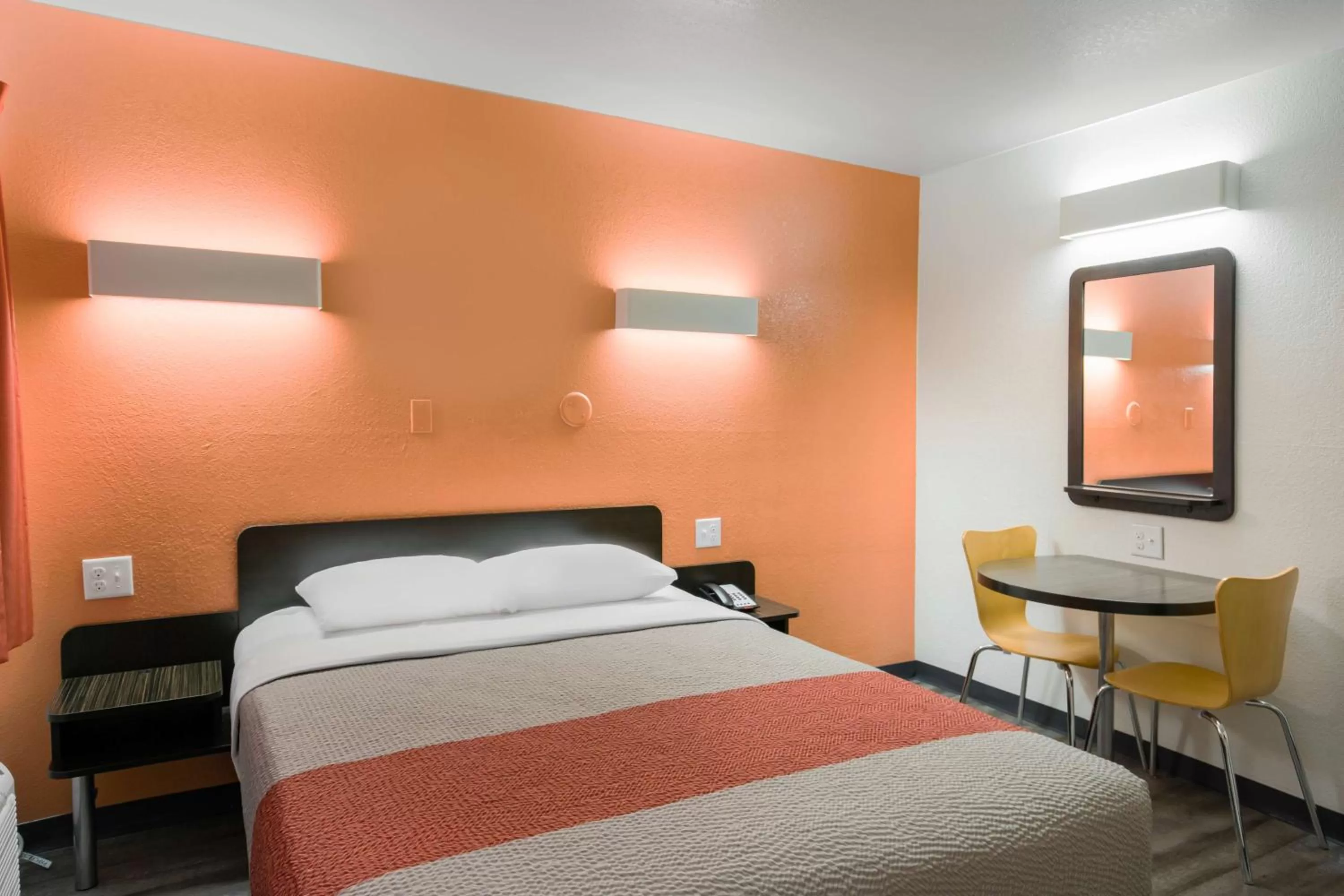 Photo of the whole room, Bed in Motel 6 Williams, Ca