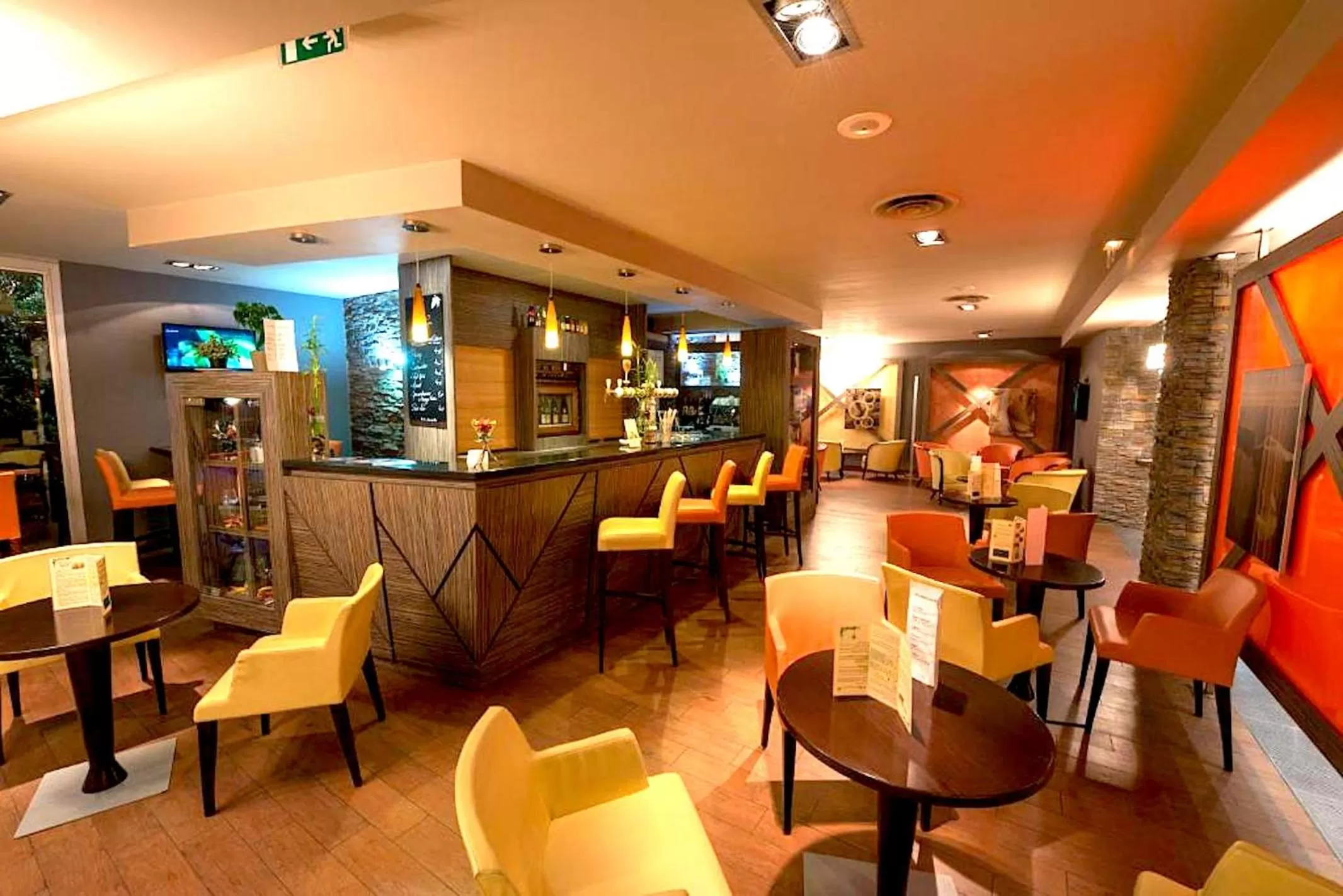 Restaurant/places to eat, Lounge/Bar in Golden Tulip Bâle Mulhouse - Hôtel Restaurant