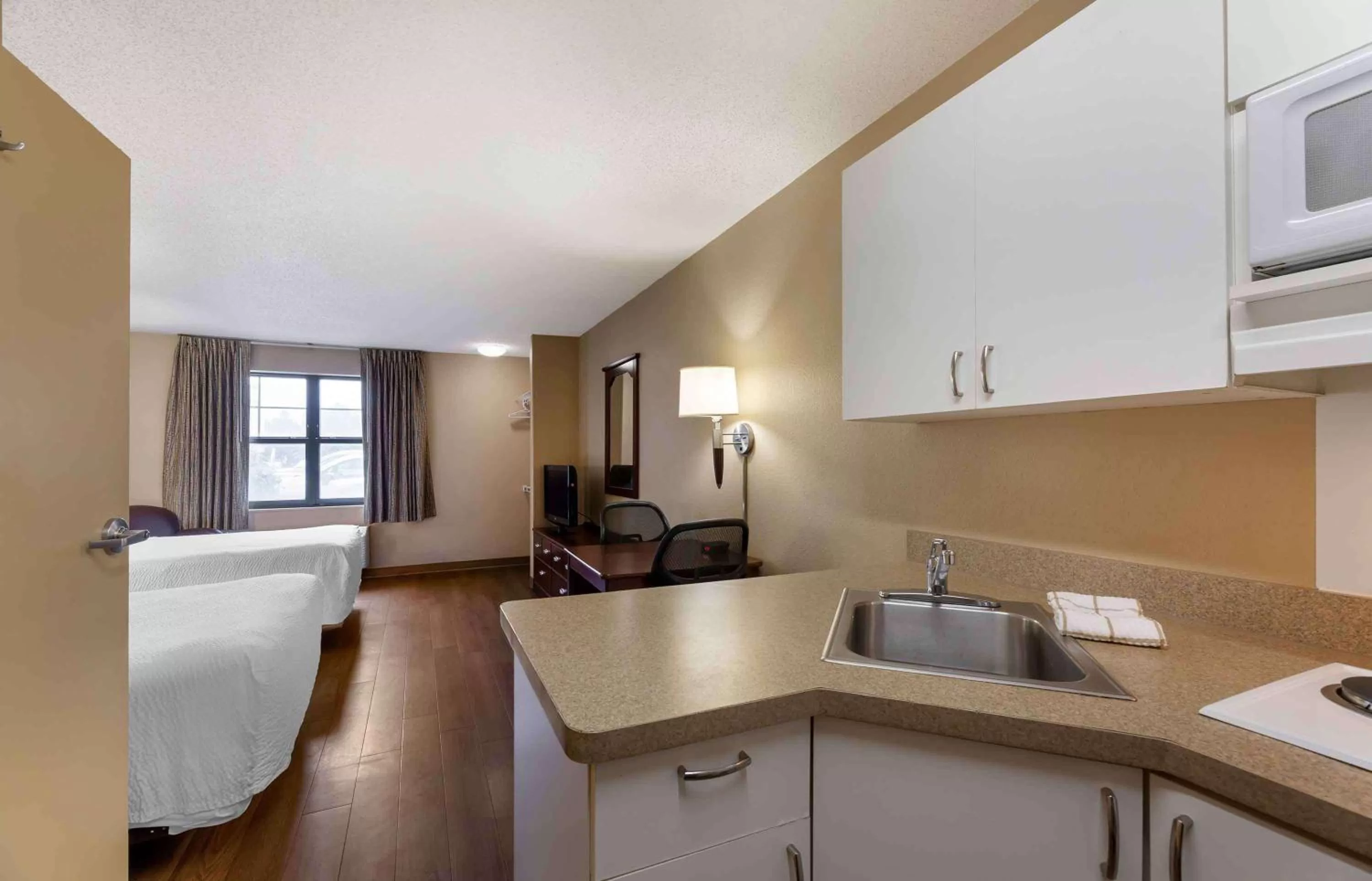 Bedroom, Bed in Extended Stay America Suites - Cleveland - Brooklyn