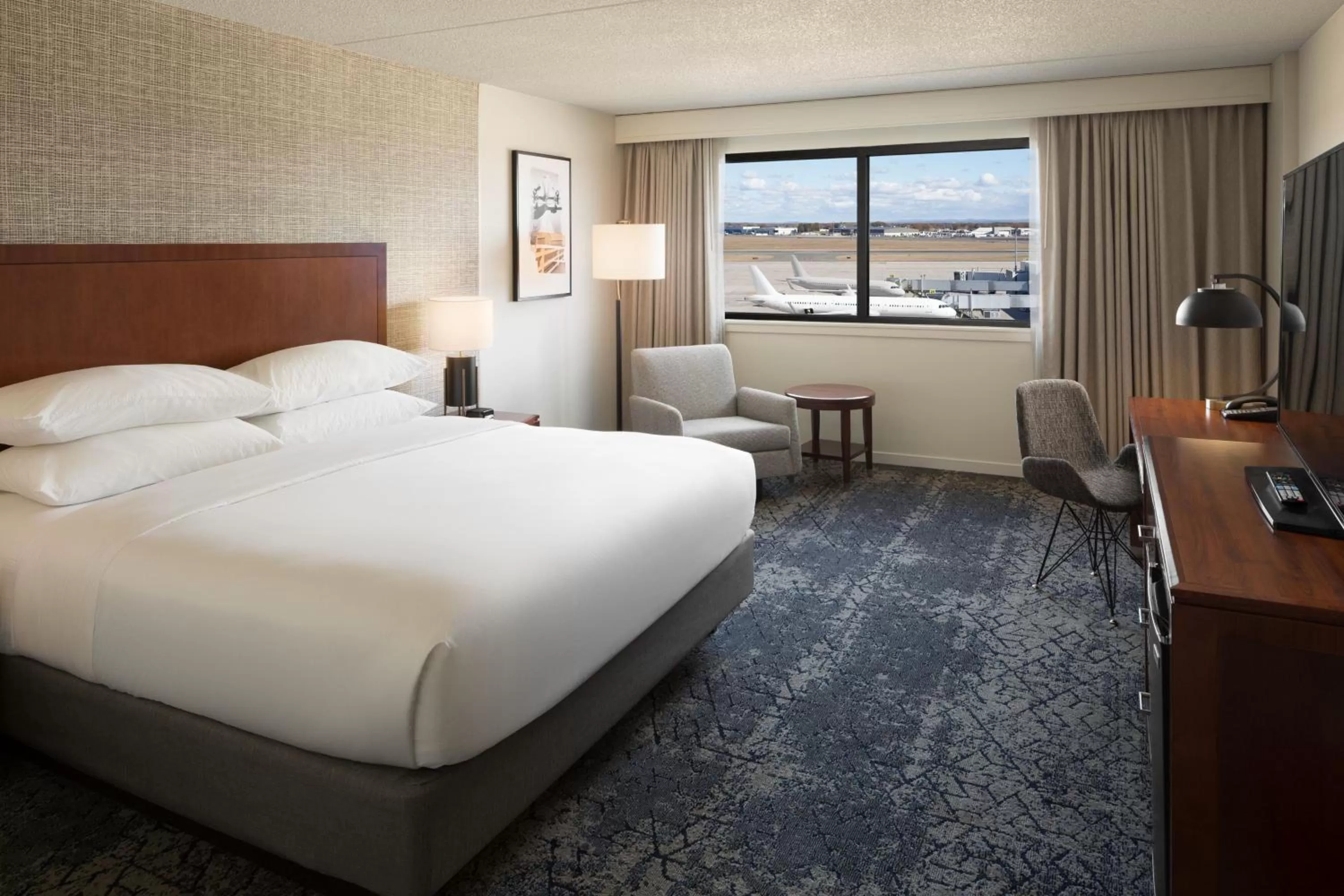 Photo of the whole room, Bed in Sheraton Hartford Hotel at Bradley Airport