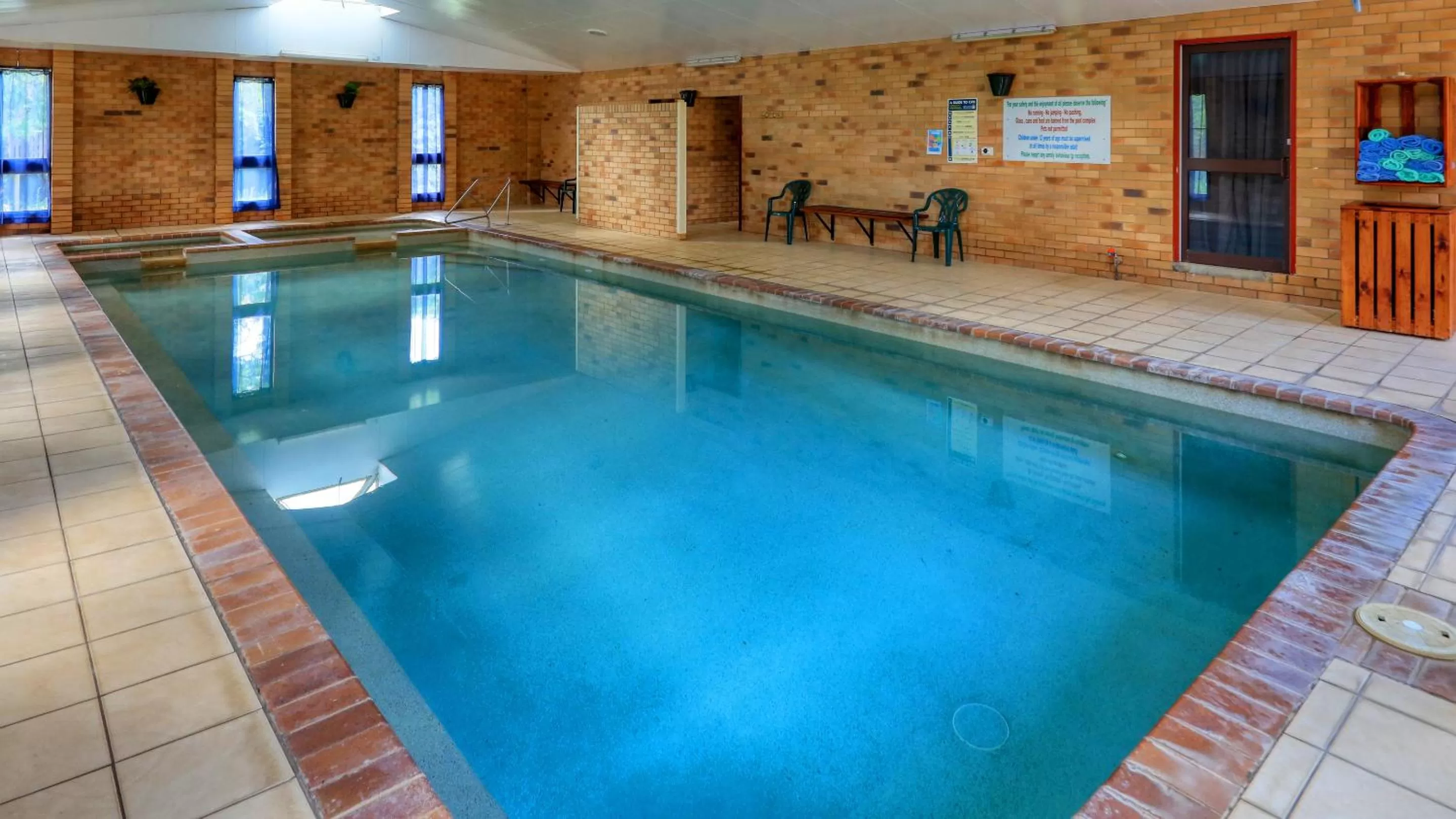 Swimming pool in North Parkes Motel