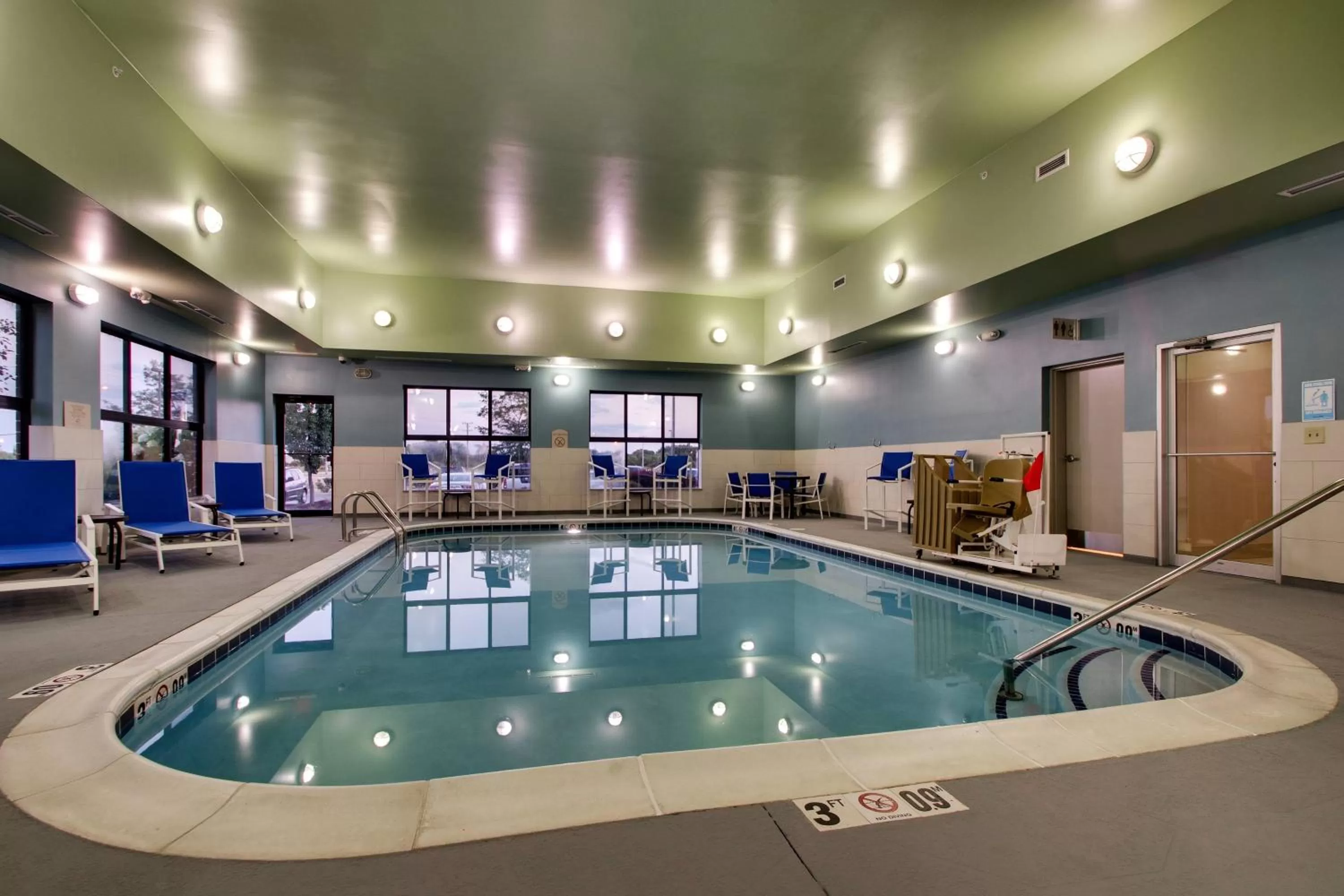 Swimming pool in Holiday Inn Express Hotel & Suites Morris by IHG