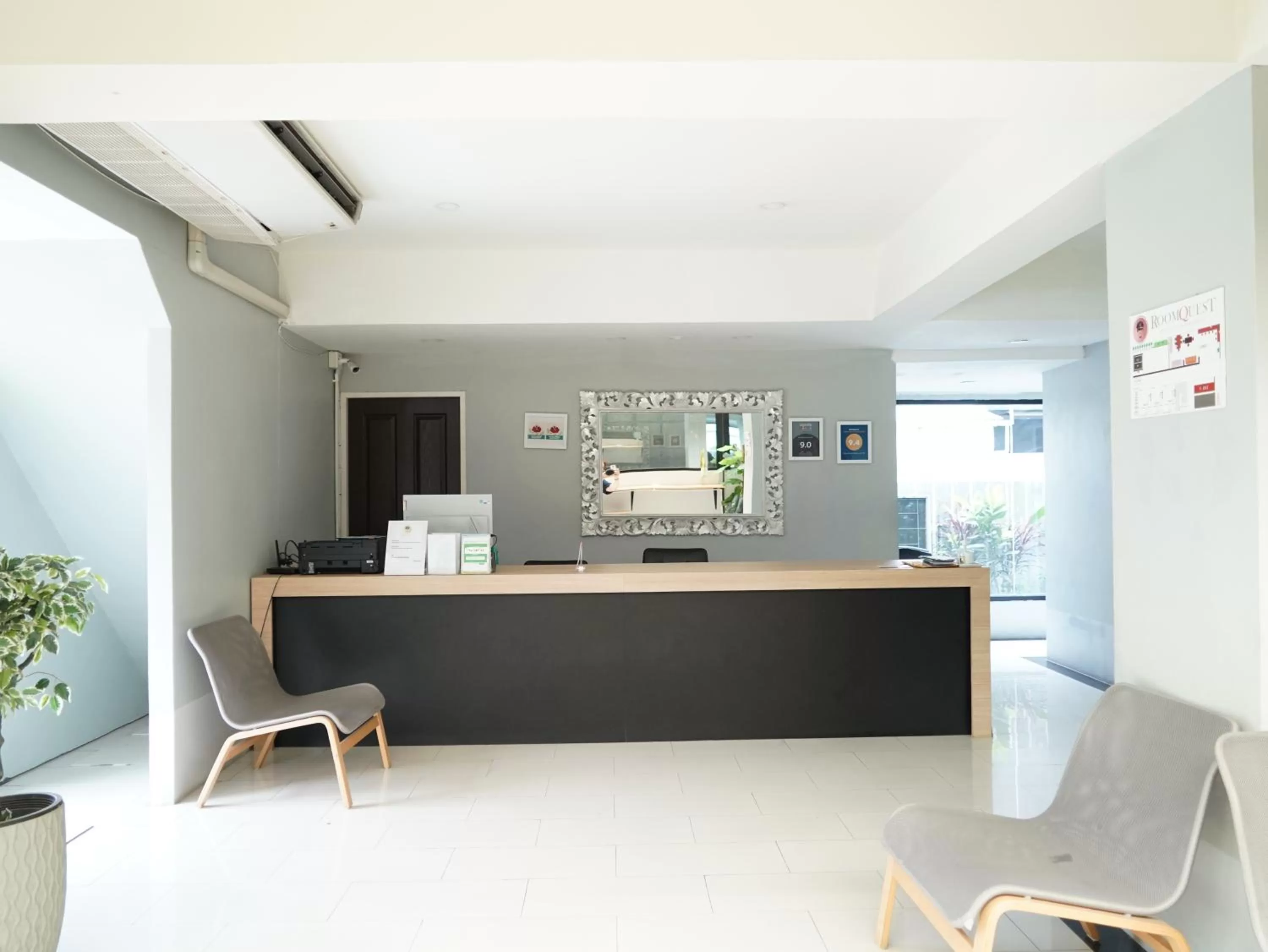 Lobby or reception in RoomQuest Bangkok Don Mueang Airport