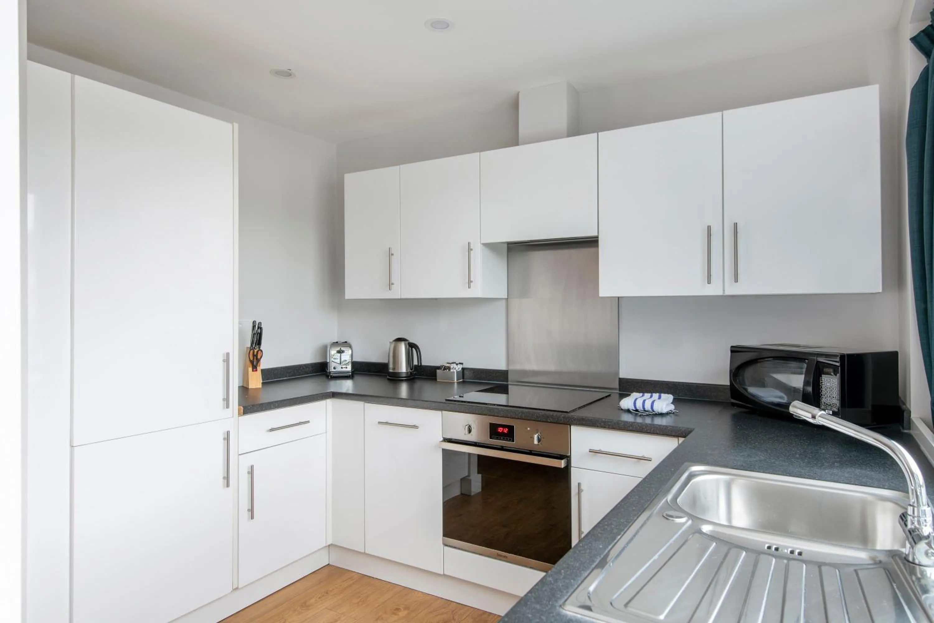 Kitchen or kitchenette in HQ Aparthotel Farnborough