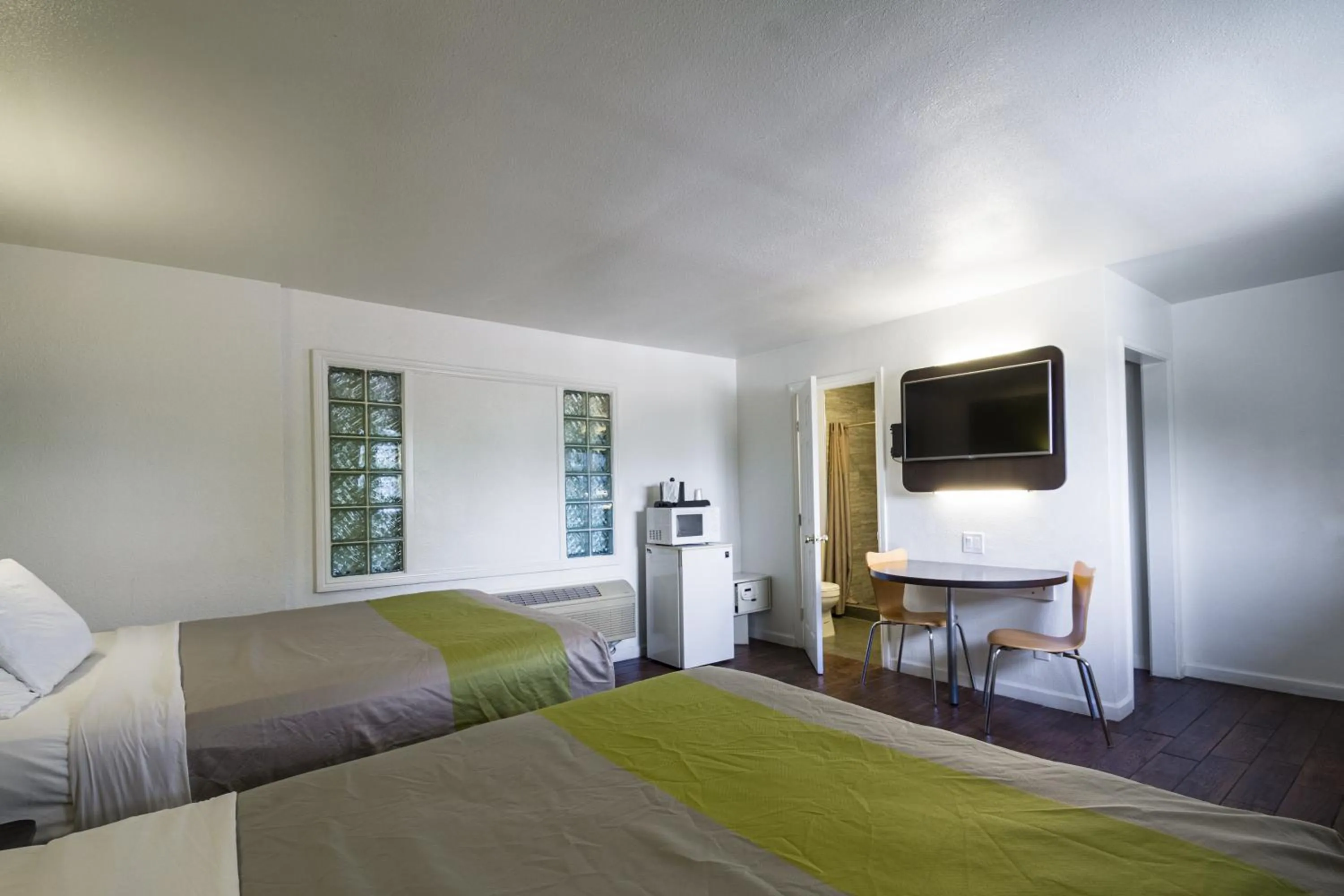 TV and multimedia, Bed in Motel 6 - Downtown Monterey