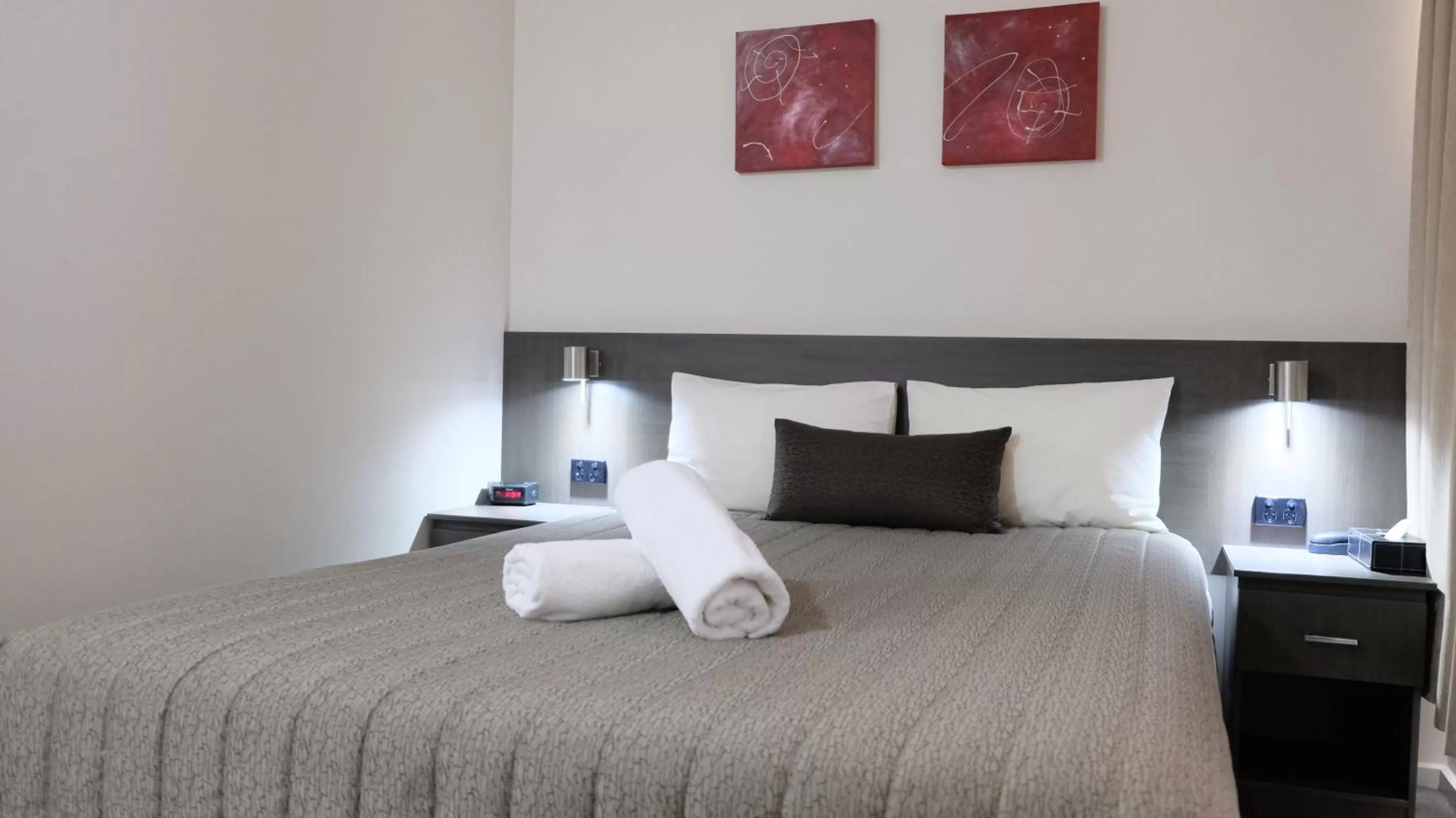 Bed in Loddon River Motel Kerang