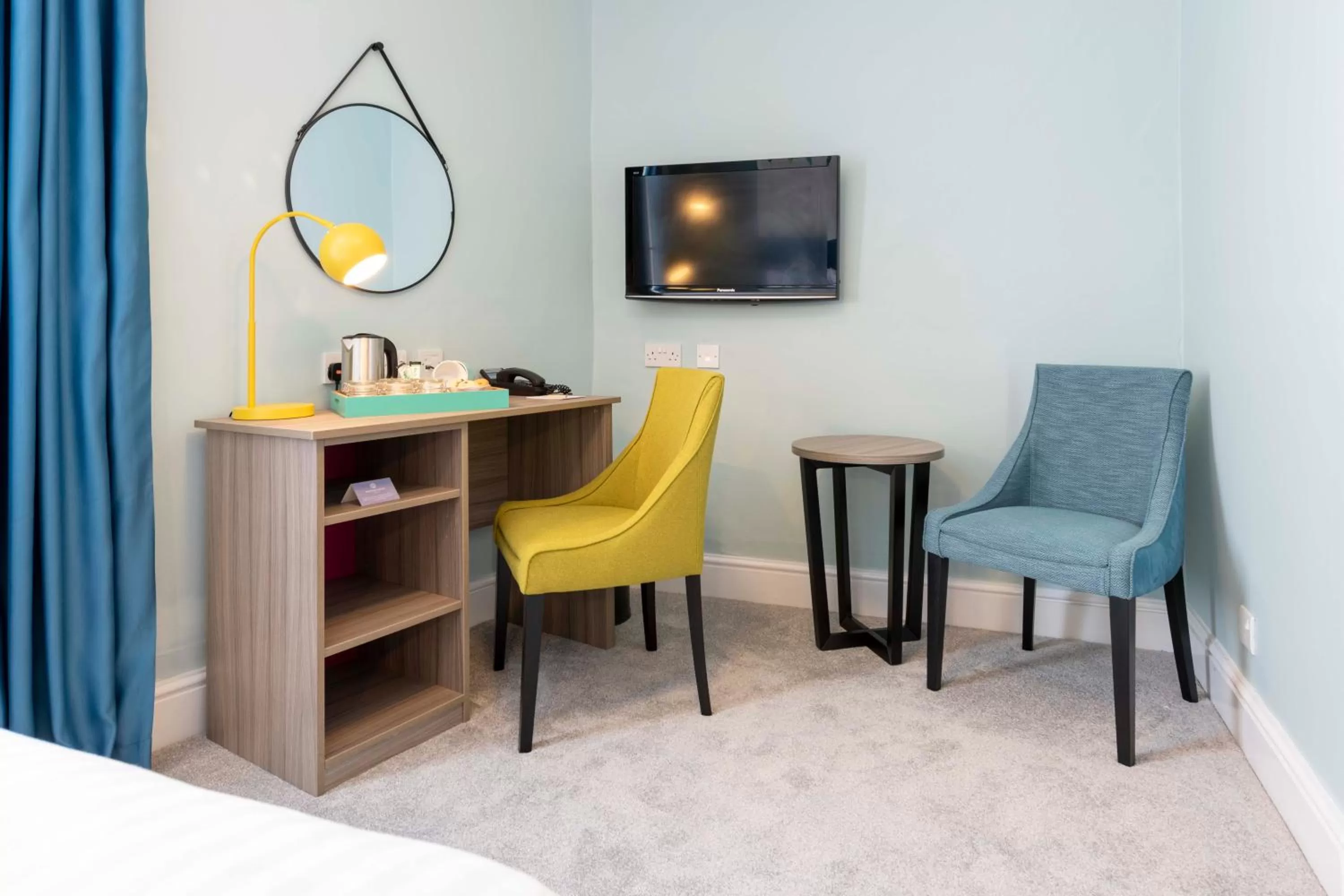 Coffee/tea facilities, TV/Entertainment Center in Wisteria Hotel