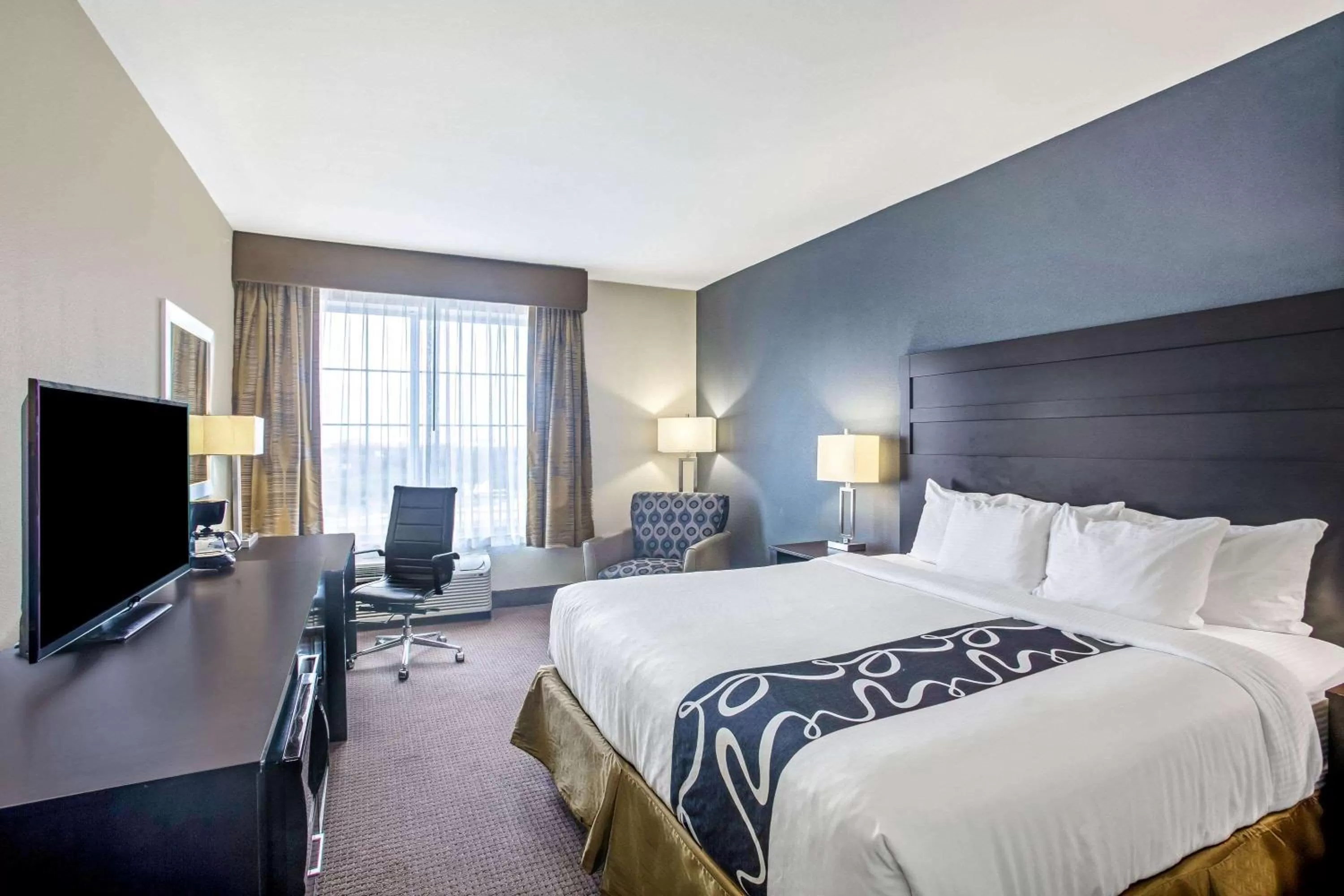 Photo of the whole room, Bed in La Quinta by Wyndham Karnes City - Kenedy