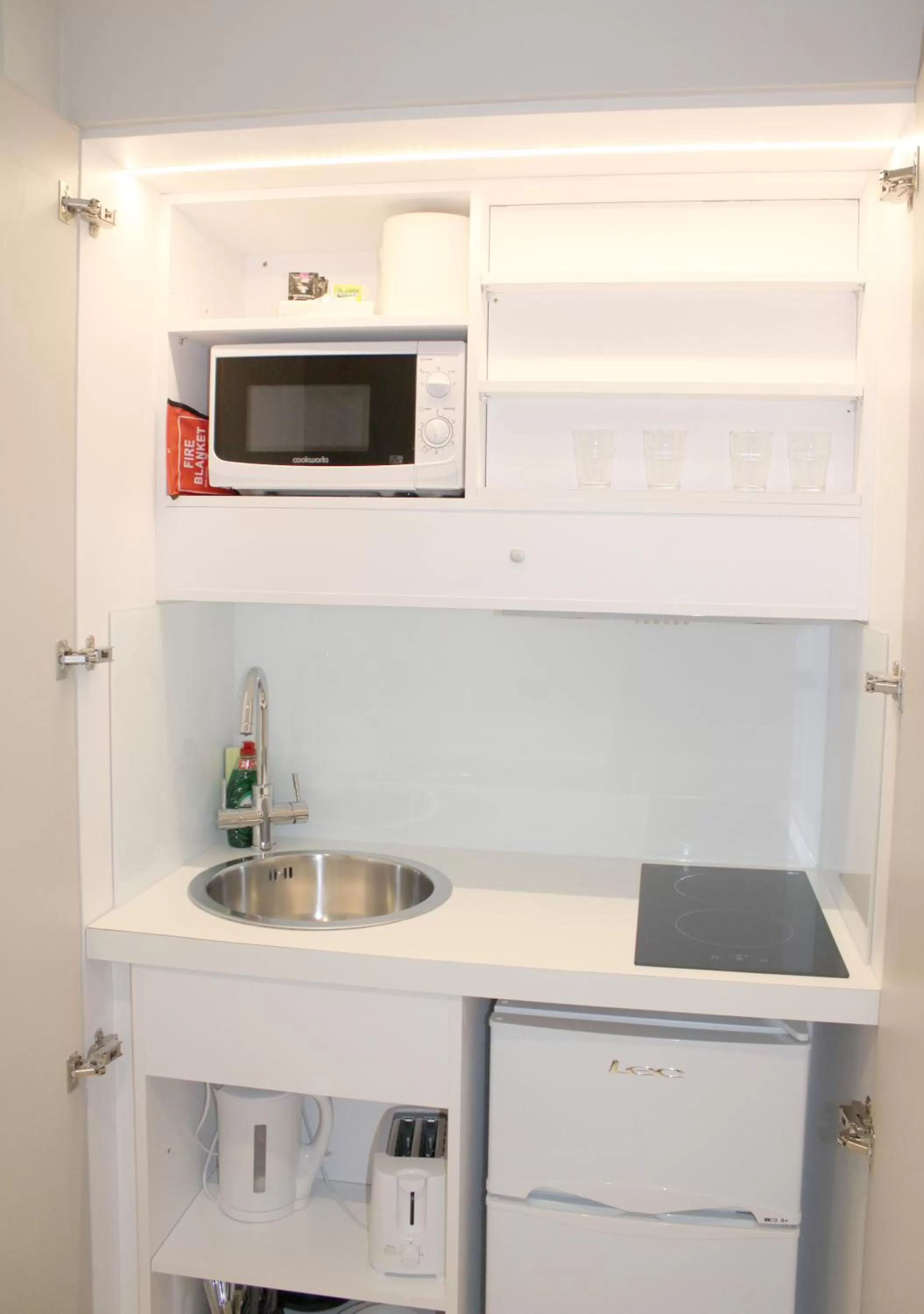 Kitchen or kitchenette in West End Lane II