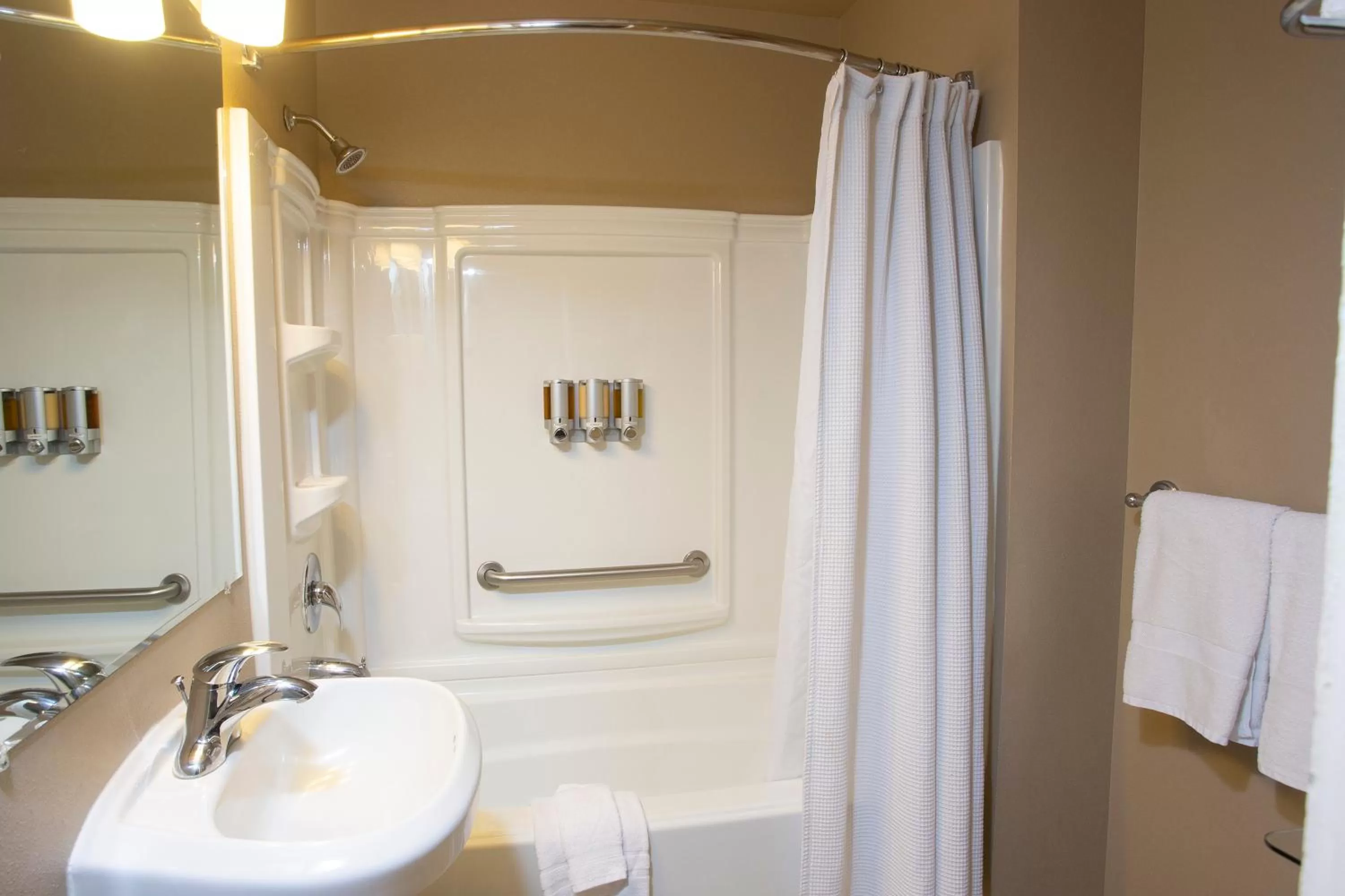 Bathroom in Lakeshore Inn