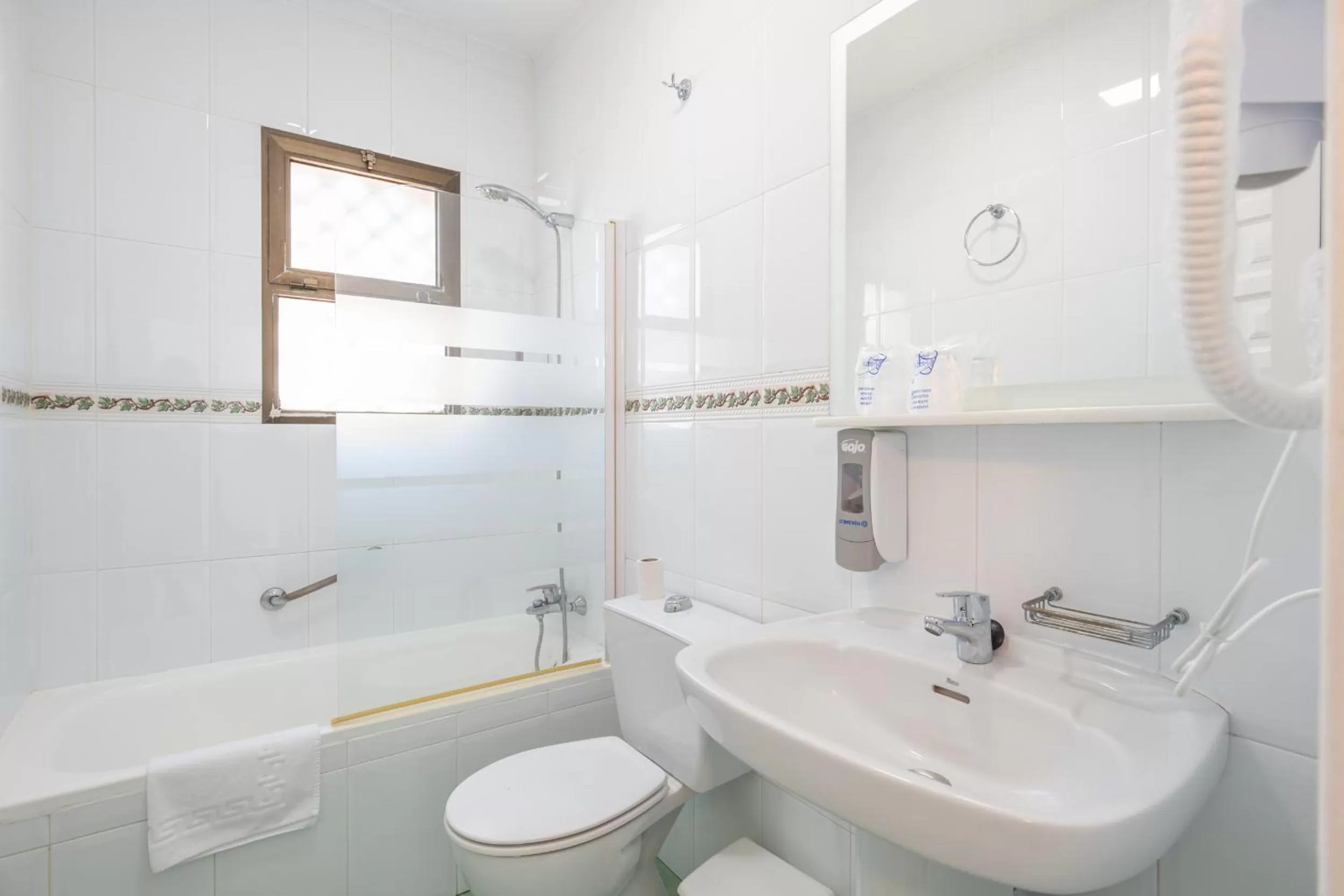 Bathroom in Apartahotel Playamaro by Dorobe