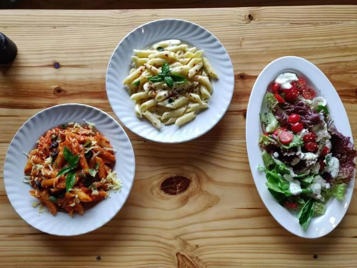 Food and drinks in Soham's Chateau De Naggar - Manali