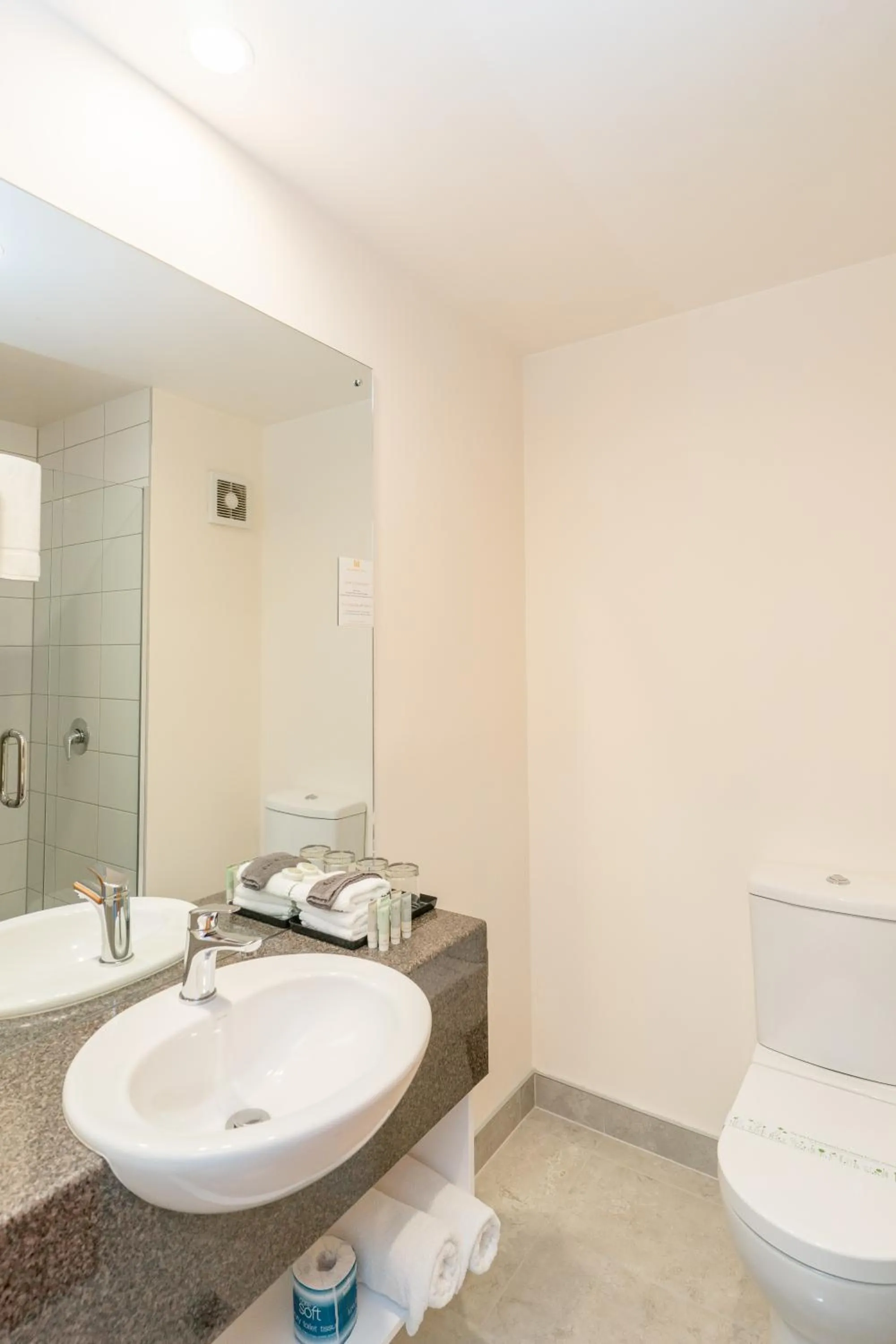 Toilet in Melbourne Lodge Queenstown