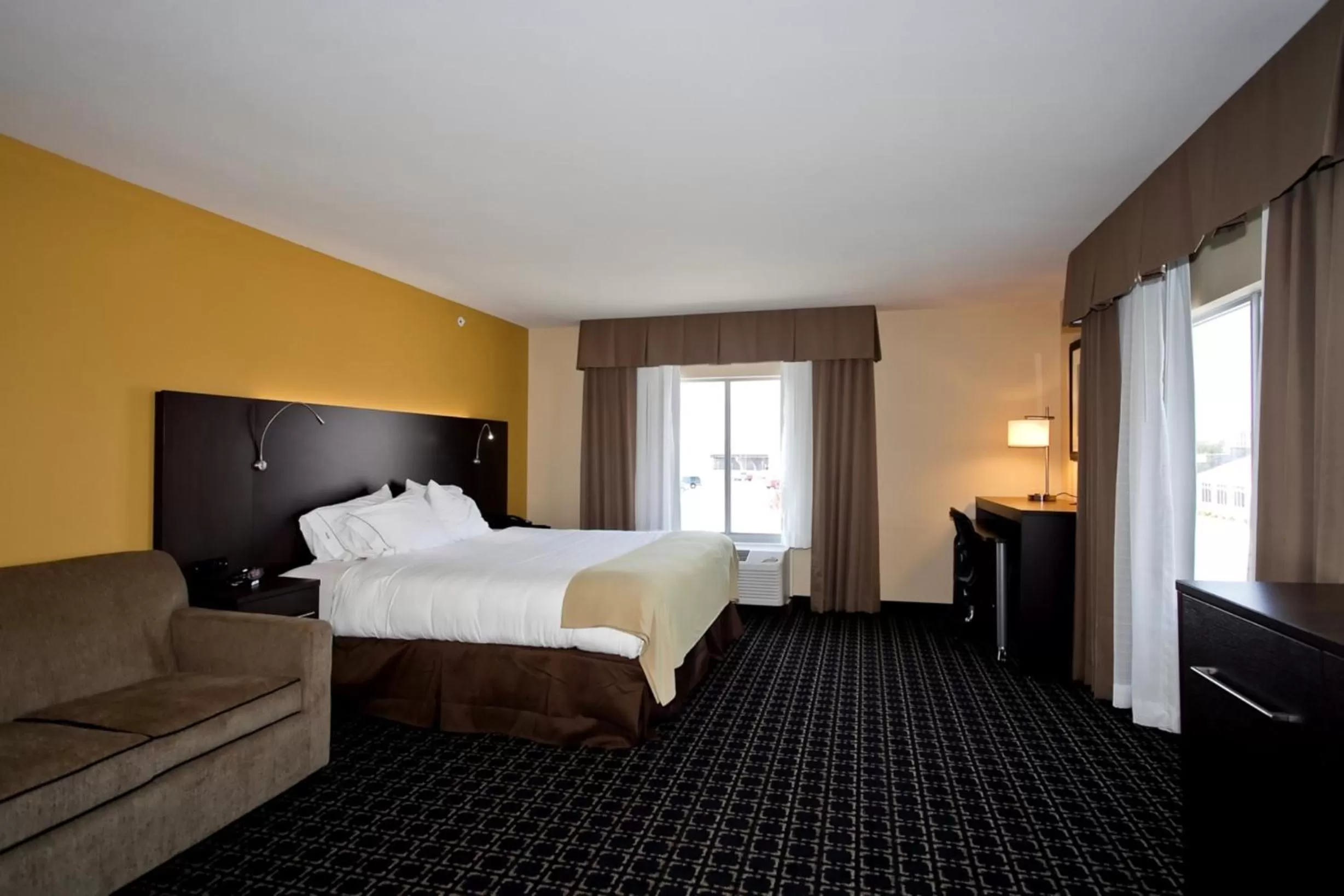 Bed in Holiday Inn Express Newton by IHG