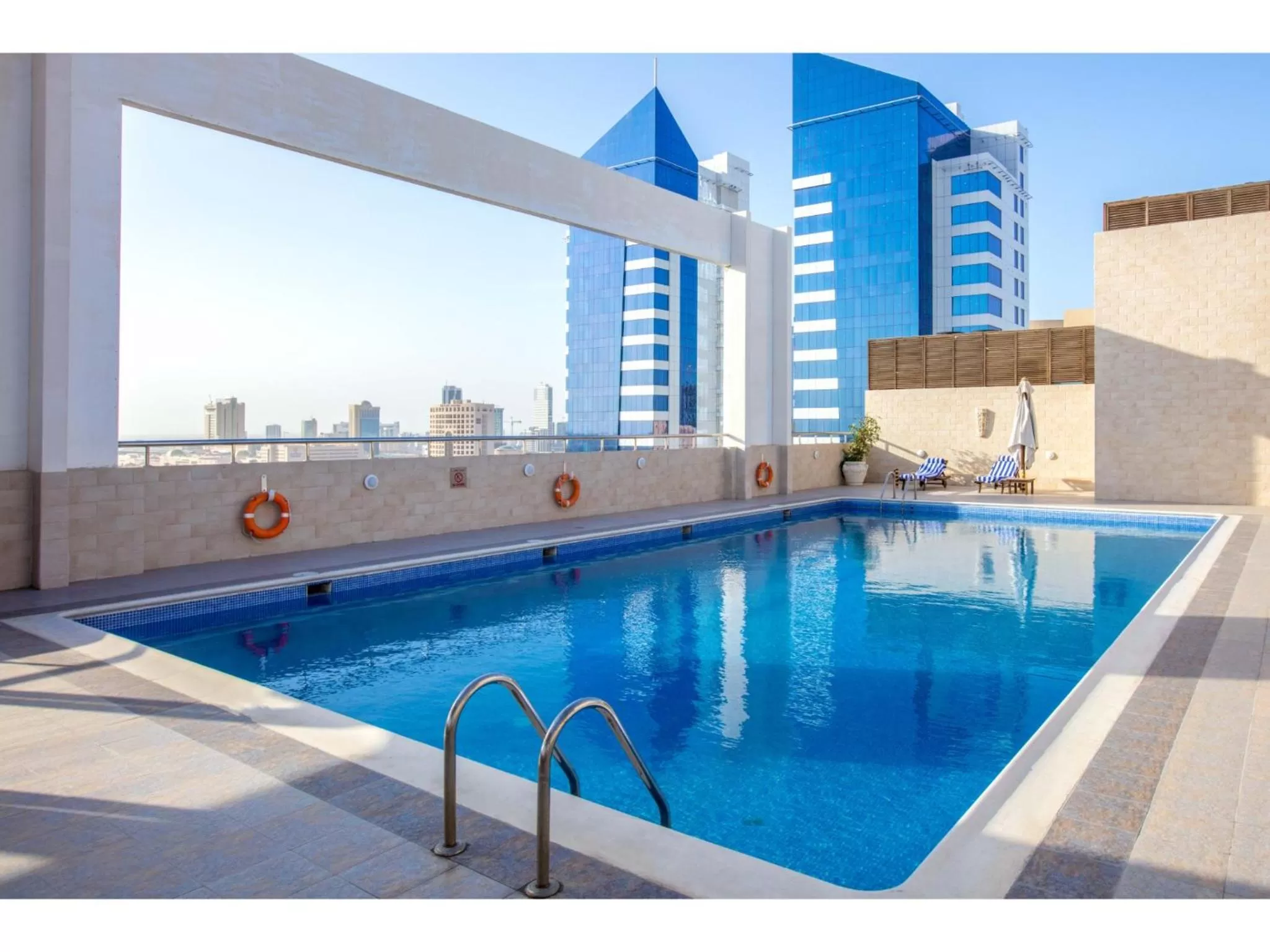 Swimming pool in Gulf Court Hotel