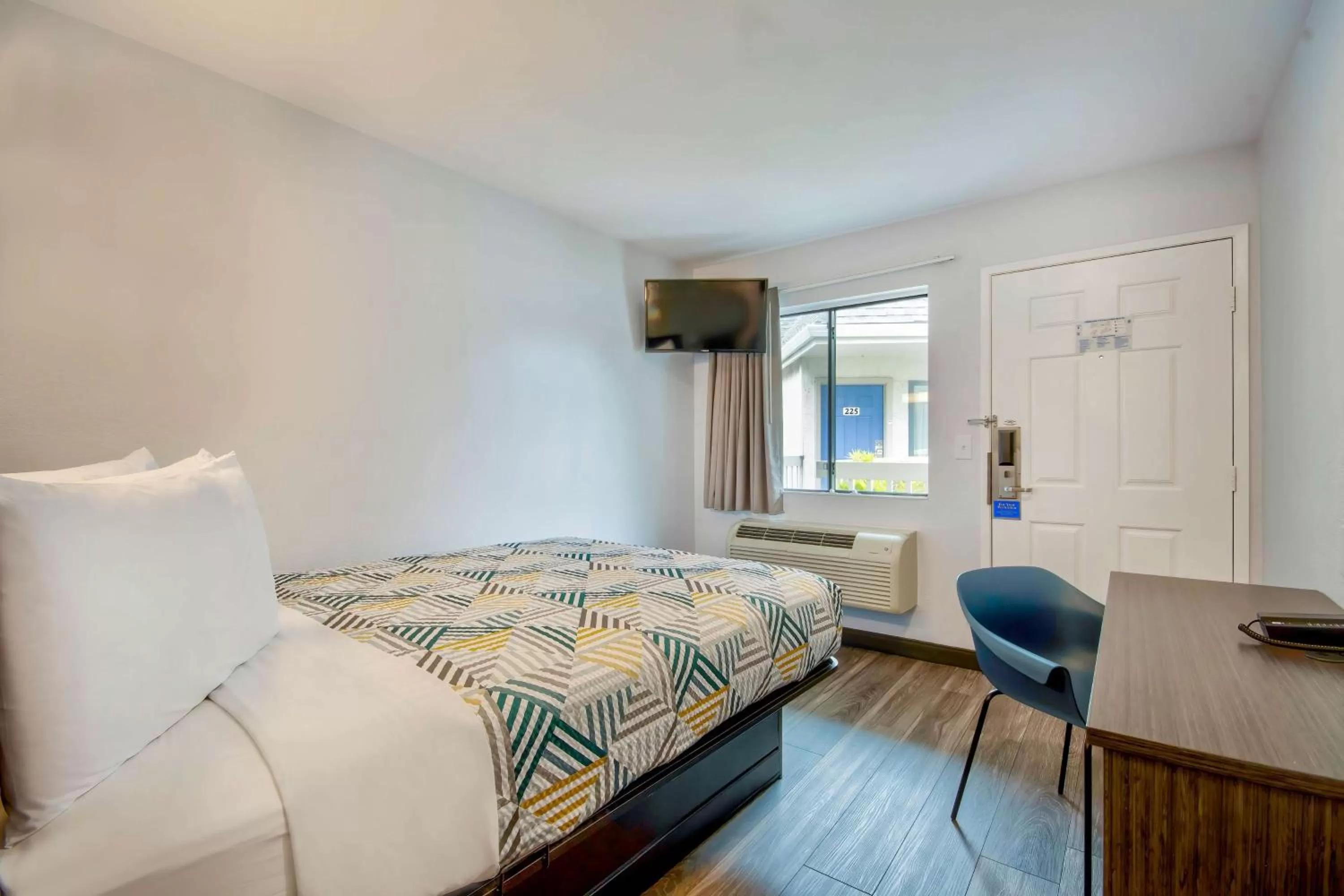Property building, Bed in Motel 6-Marina, CA - Monterey