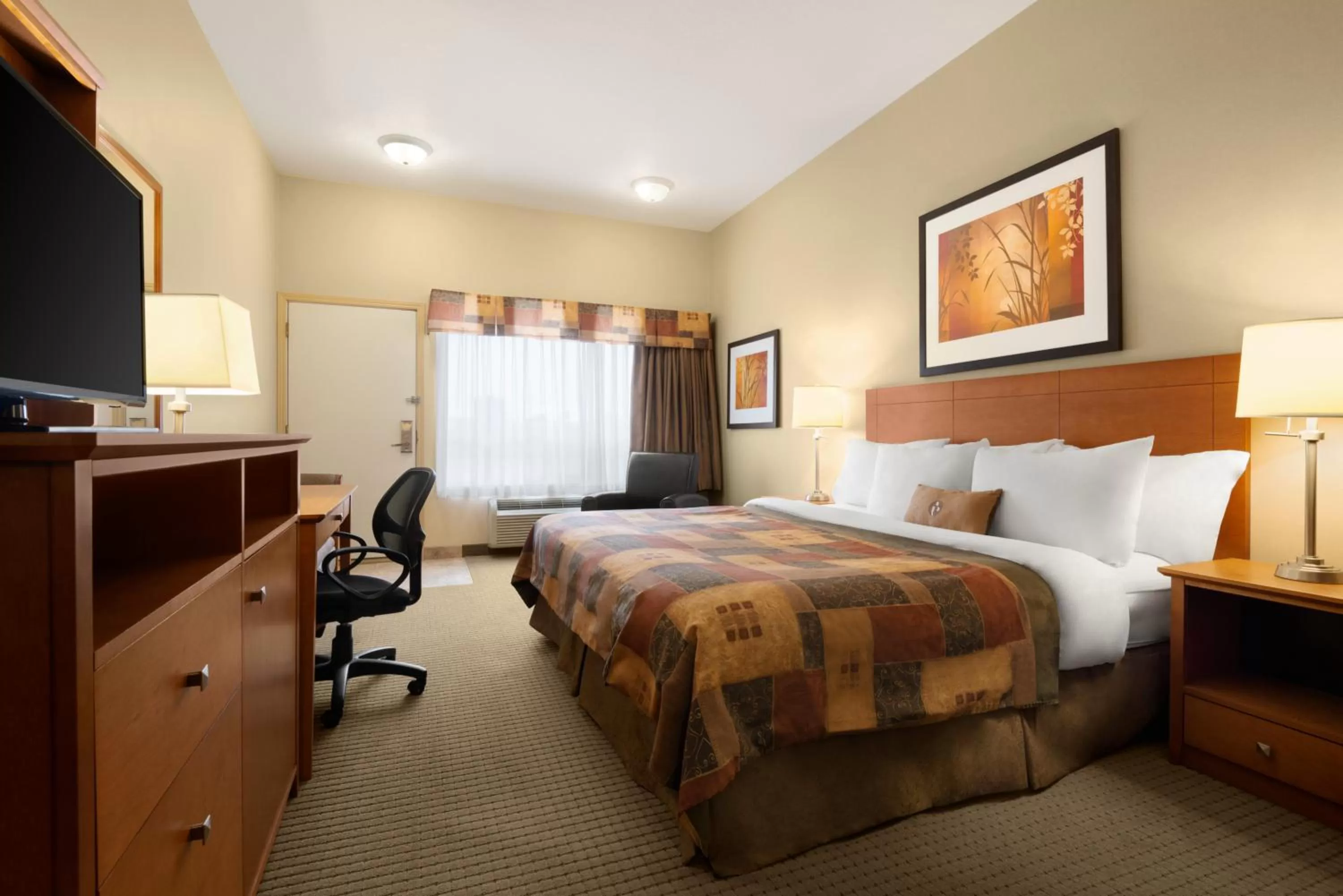 Photo of the whole room, Bed in Ramada by Wyndham Drayton Valley