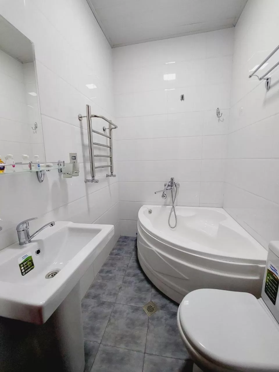 Bathroom in Samarabonu Hotel