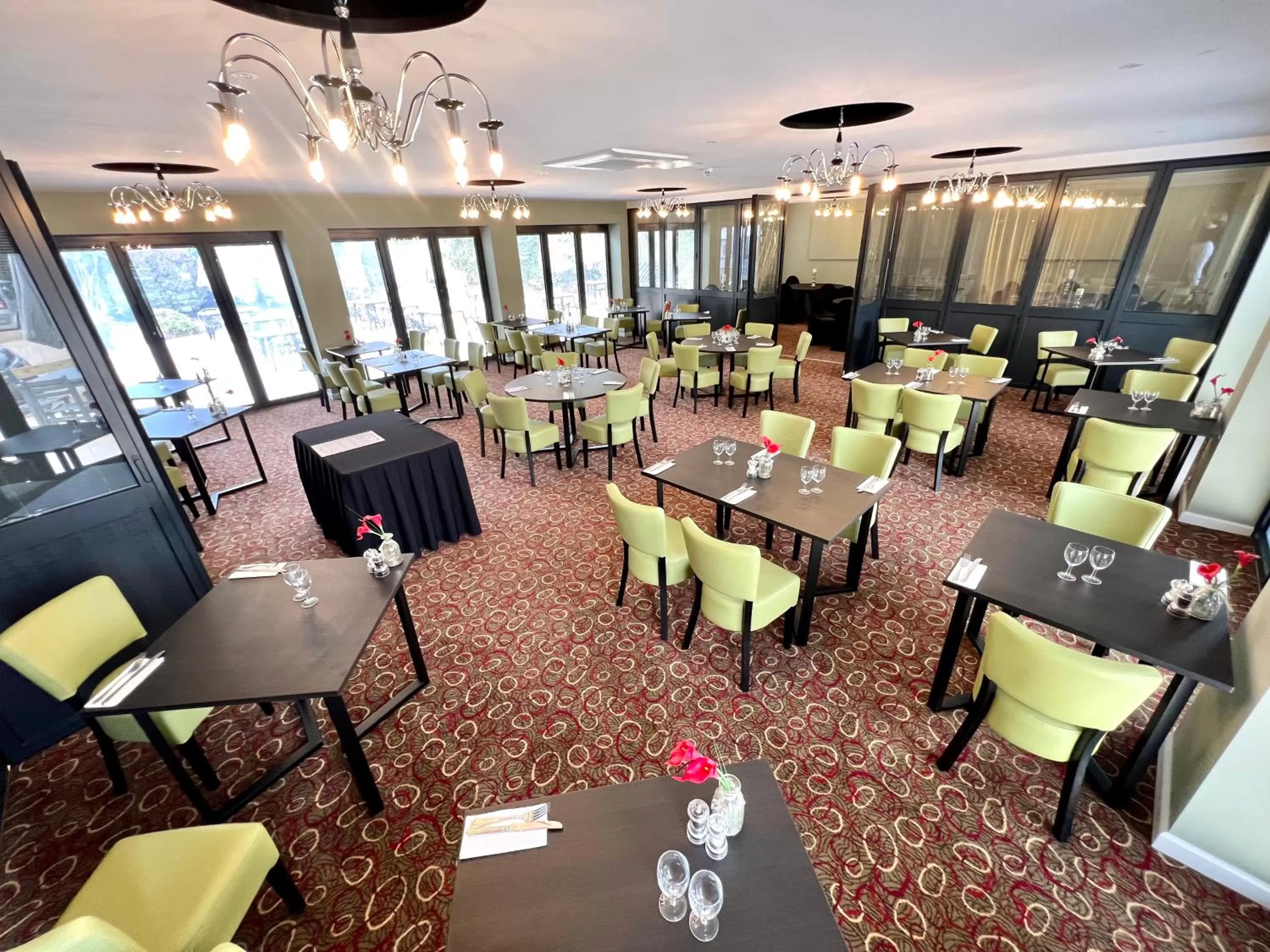 Restaurant/places to eat in South Lawn Hotel