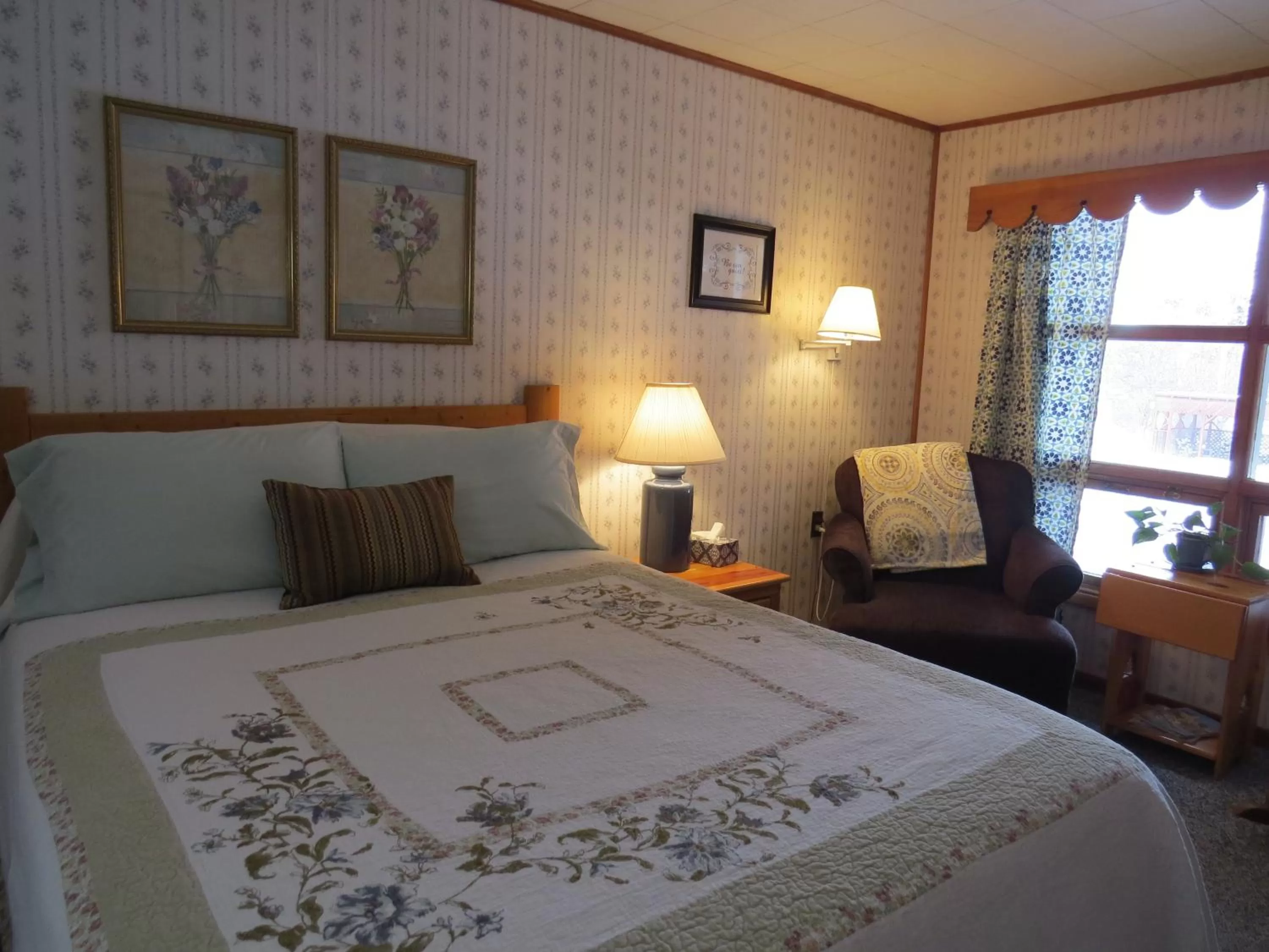 Photo of the whole room, Bed in The Pines Country Inn