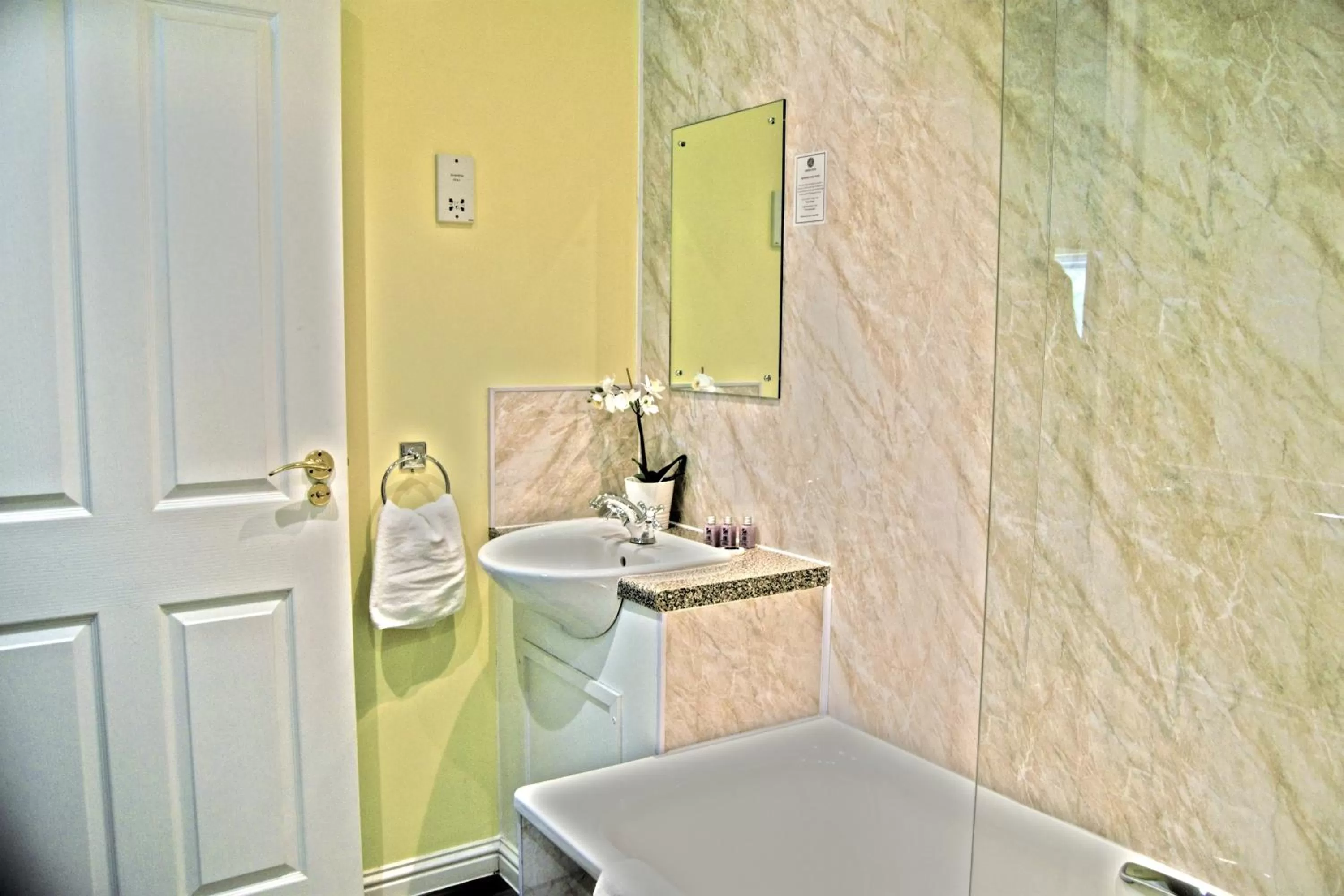 Shower in Bridge of Cally Hotel