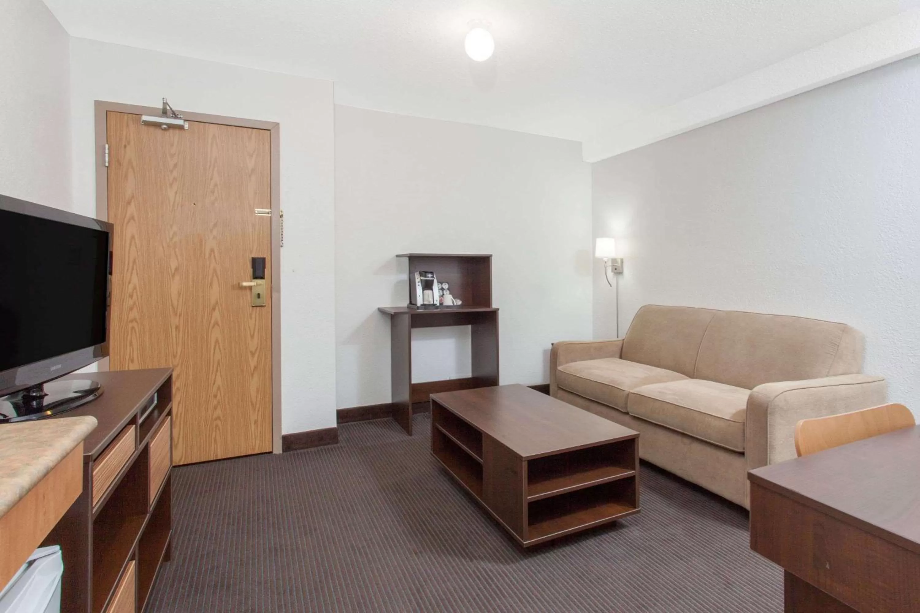 Photo of the whole room in Super 8 by Wyndham Kenora