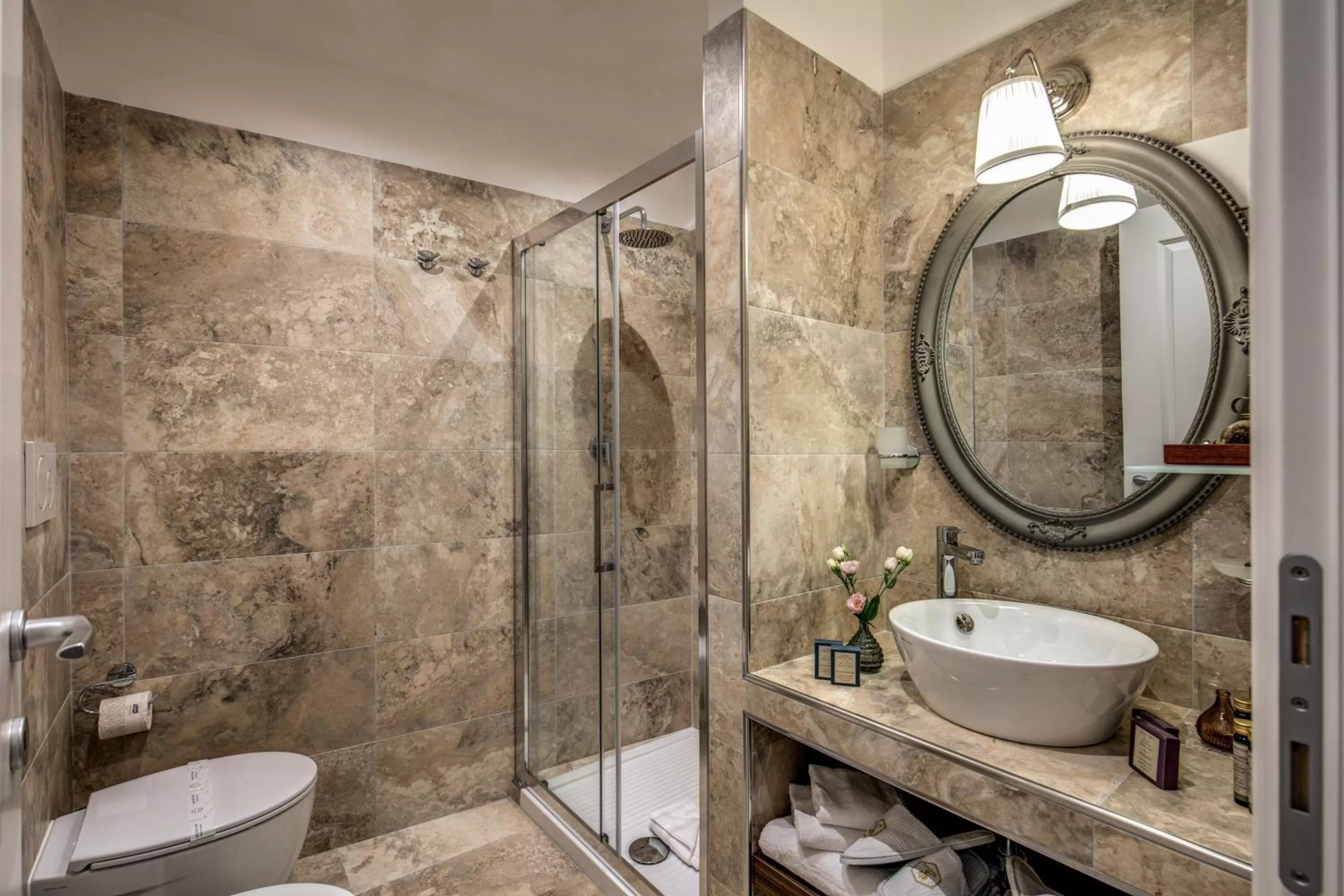 Shower in Tree Charme Parliament Boutique Hotel