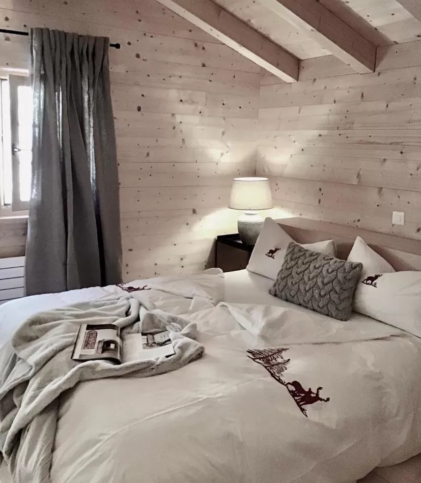 Bedroom, Bed in Berghaus Alpenrösli