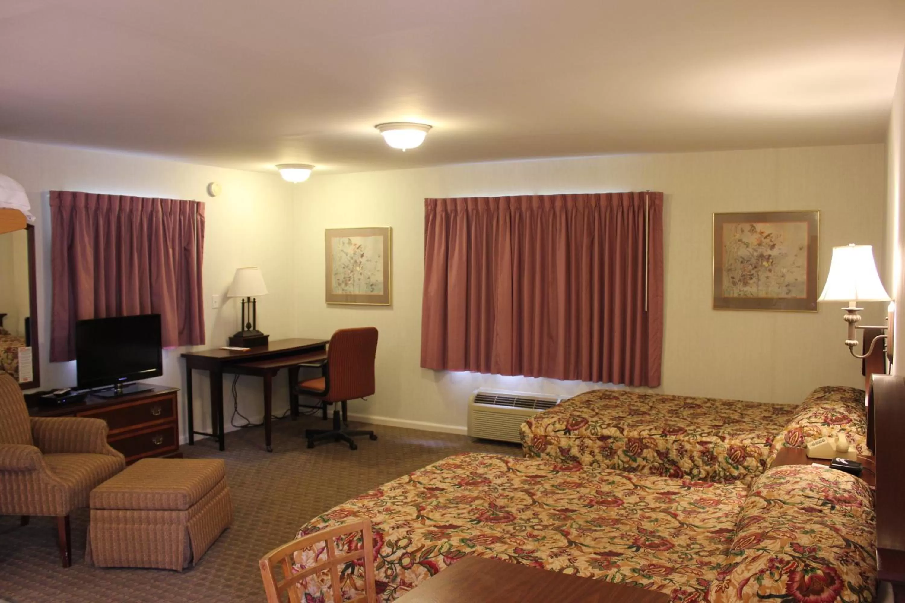 Photo of the whole room, Bed in Heidi's Inn