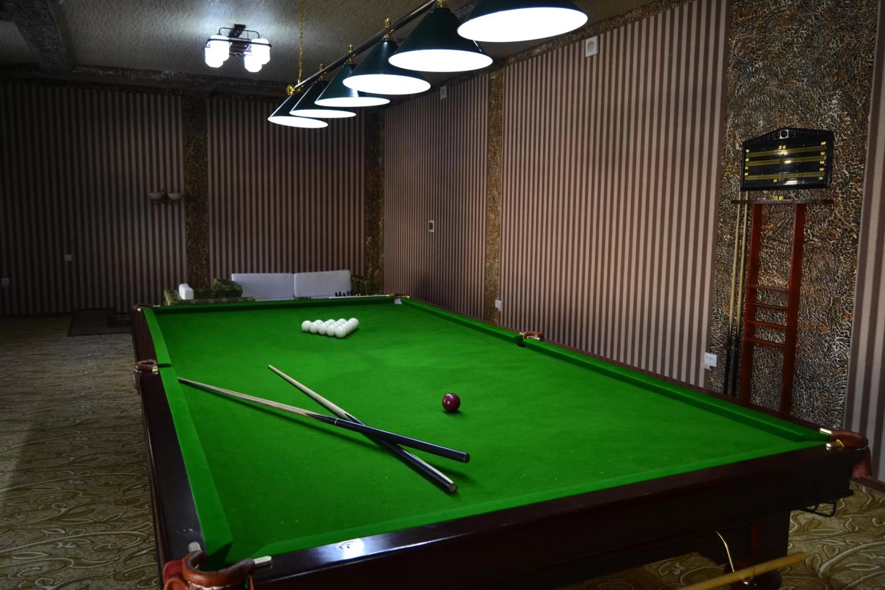 Billiard, Billiards in Maximum Hotel