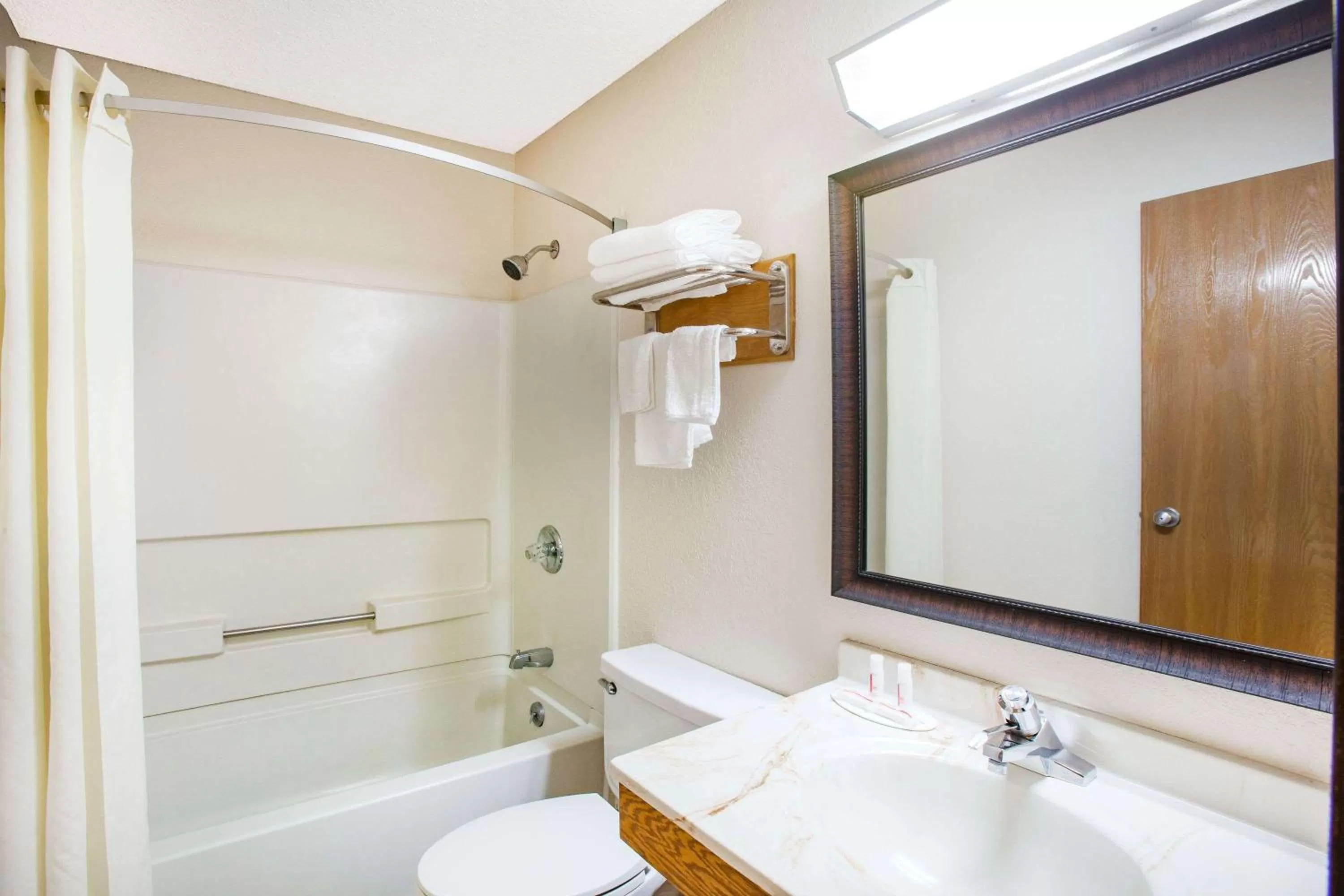 King Room - Non-Smoking in Super 8 by Wyndham Hot Springs