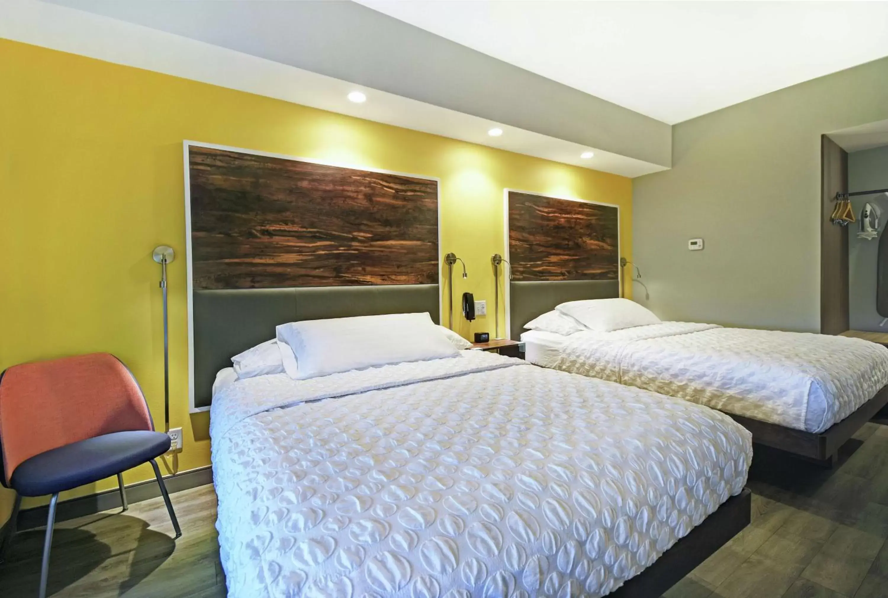 Queen Room with Two Queen Beds in Tru By Hilton Portland Airport Area Me Queen Room with Two Queen Beds in Tru By Hilton Portland Airport Area Me