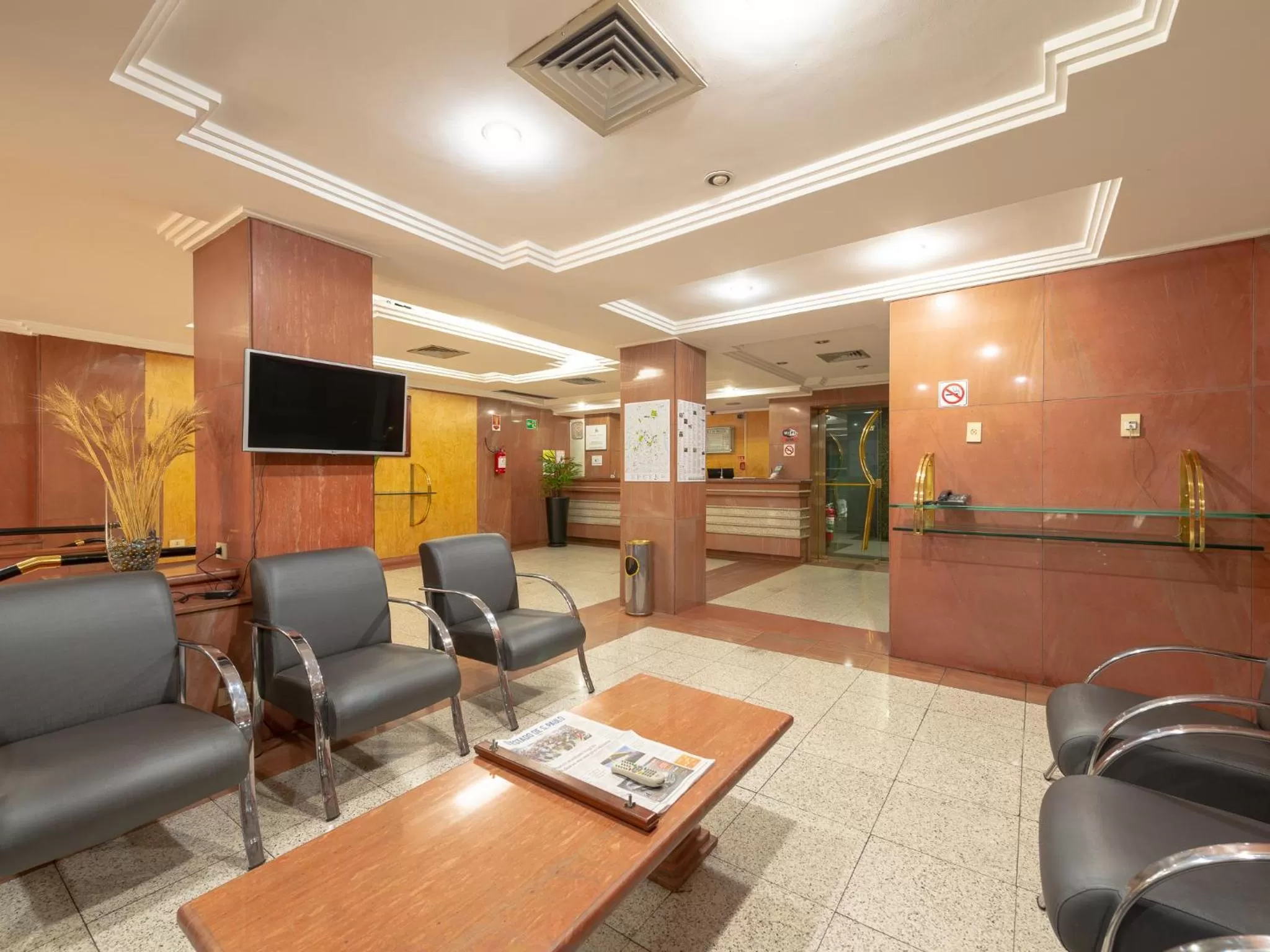 Communal lounge/ TV room in Real Castilha Hotel