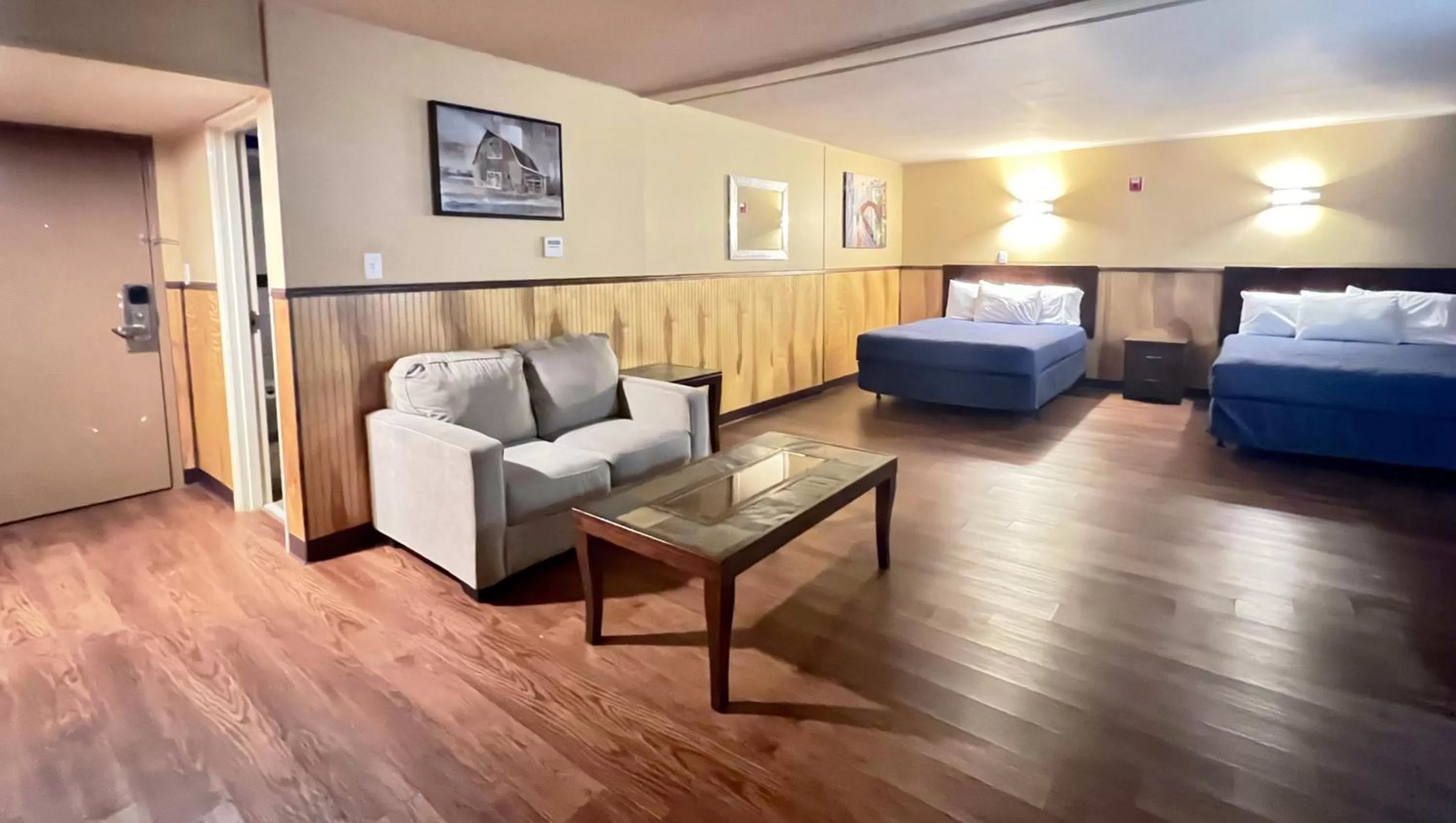 Photo of the whole room, Bed in Magnuson Grand Harrisburg