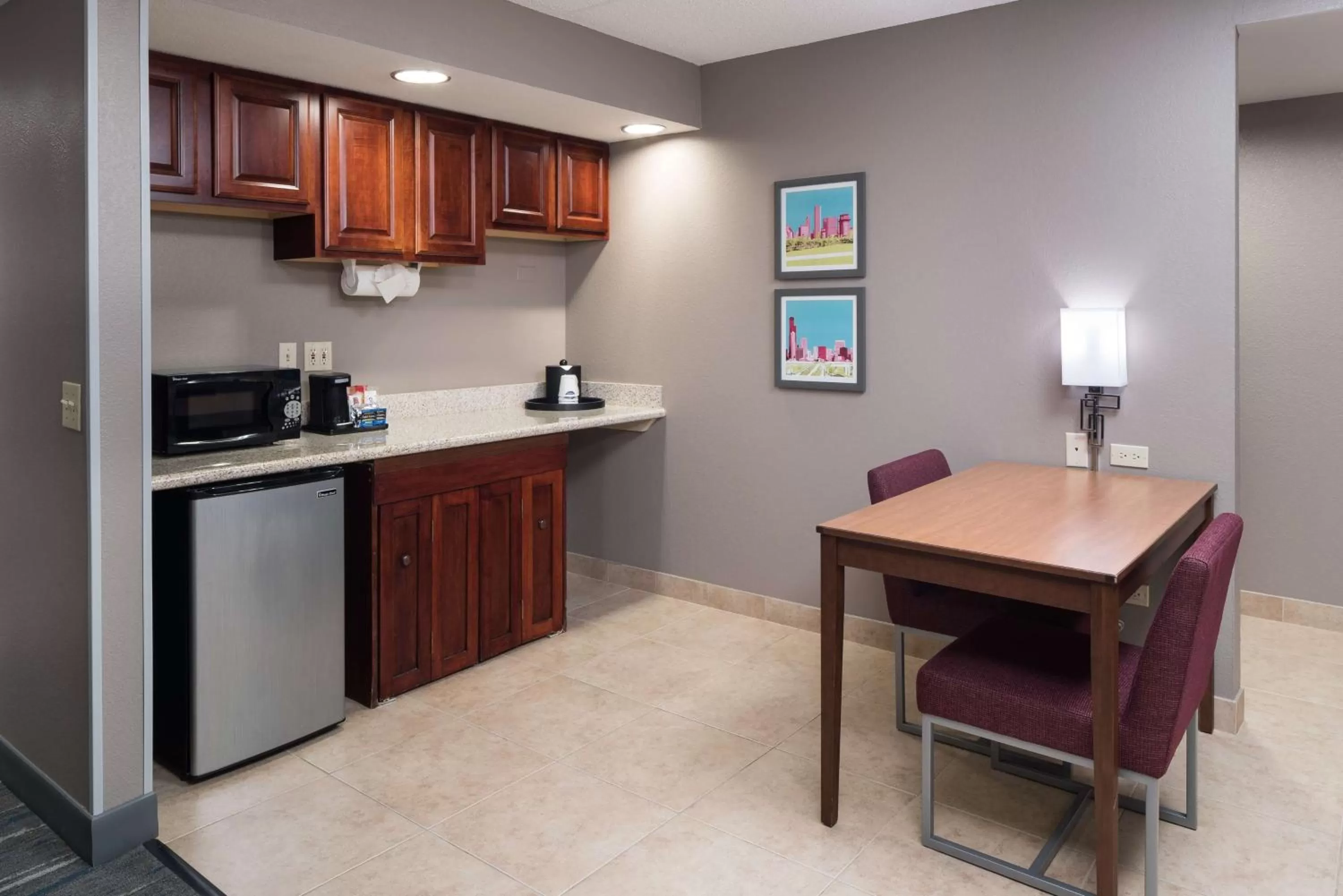 Kitchen or kitchenette in Hampton Inn & Suites Chicago North Shore