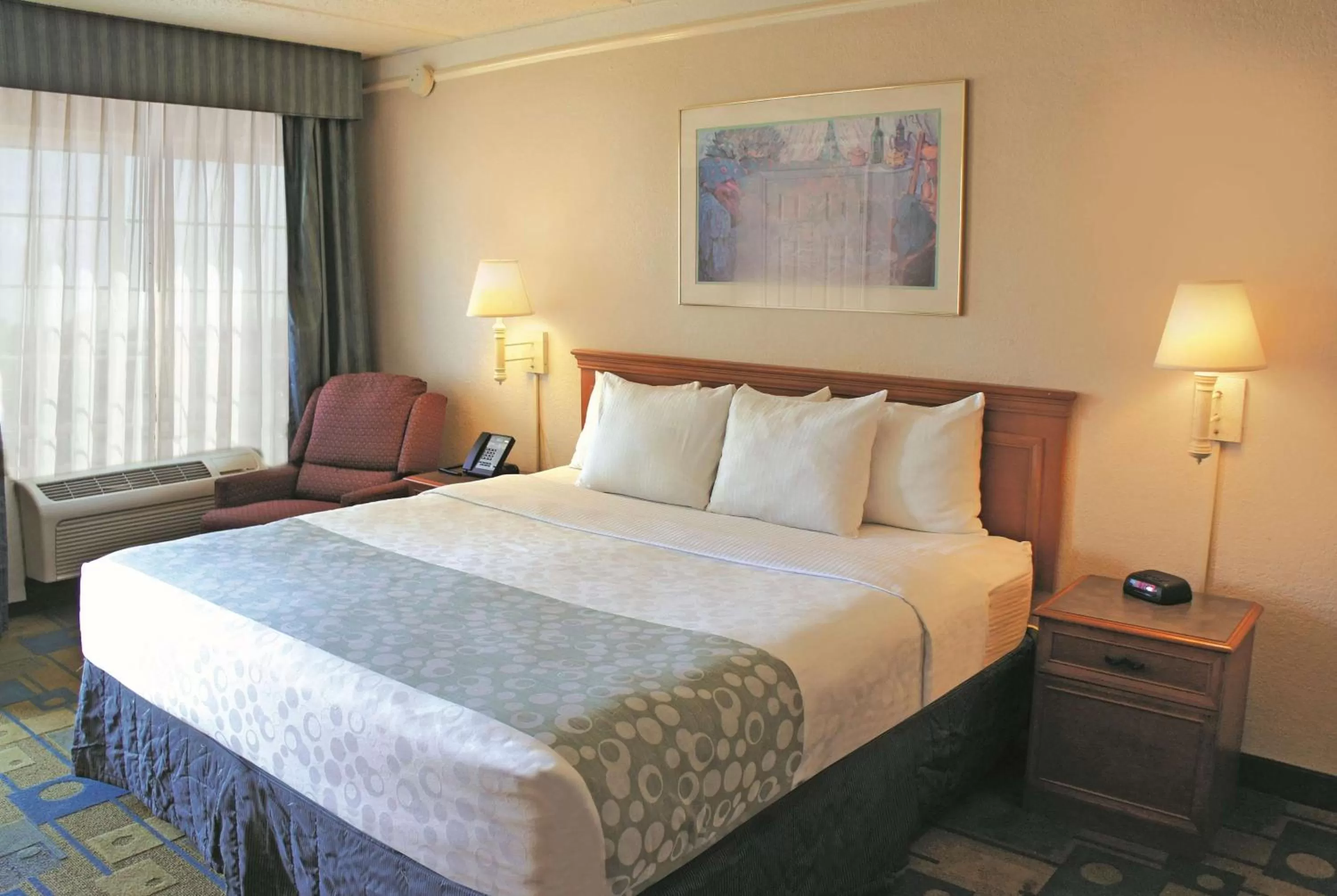 Photo of the whole room, Bed in La Quinta Inn by Wyndham Clute Lake Jackson