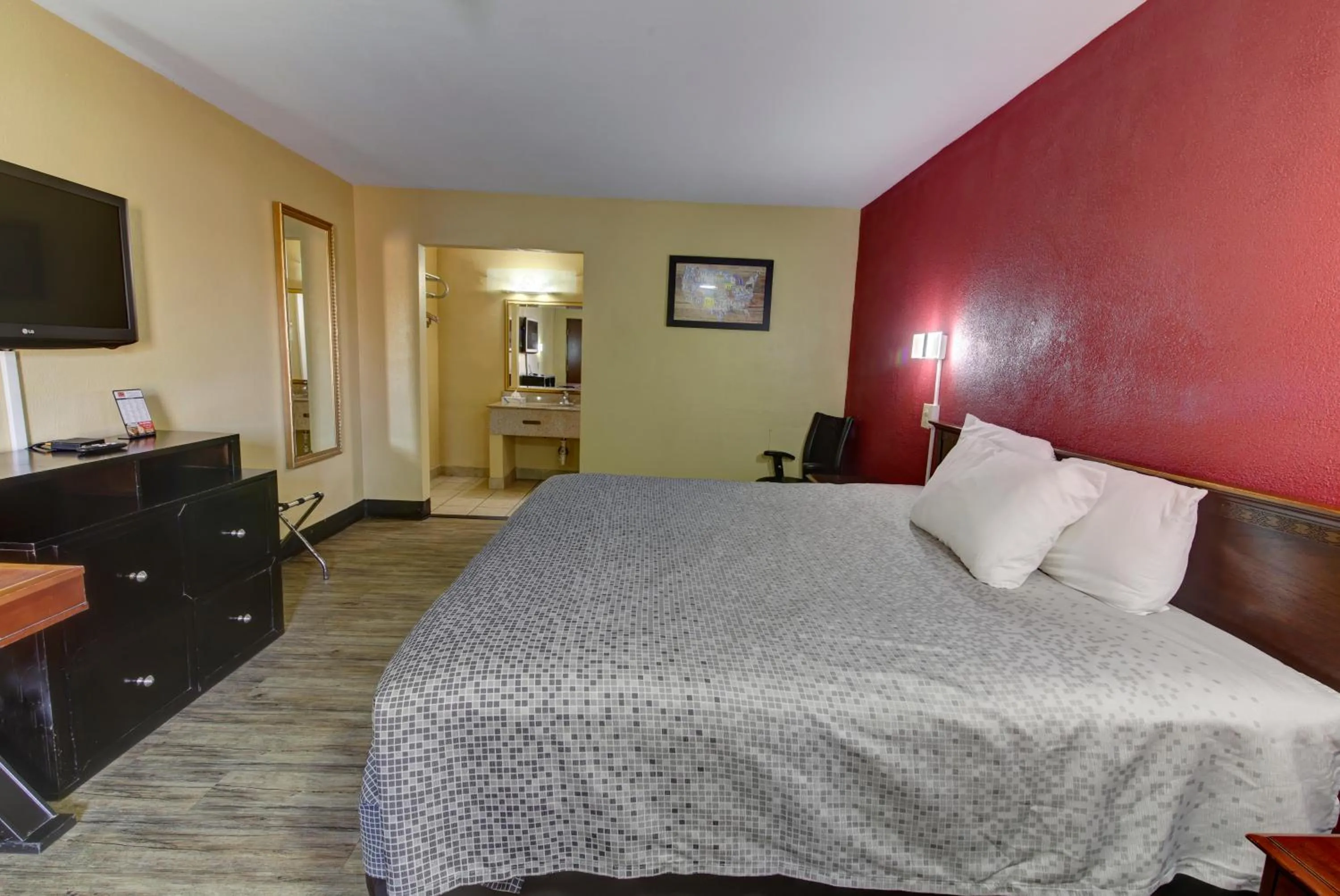 Bed in Econo Lodge Virginia Beach Town Center