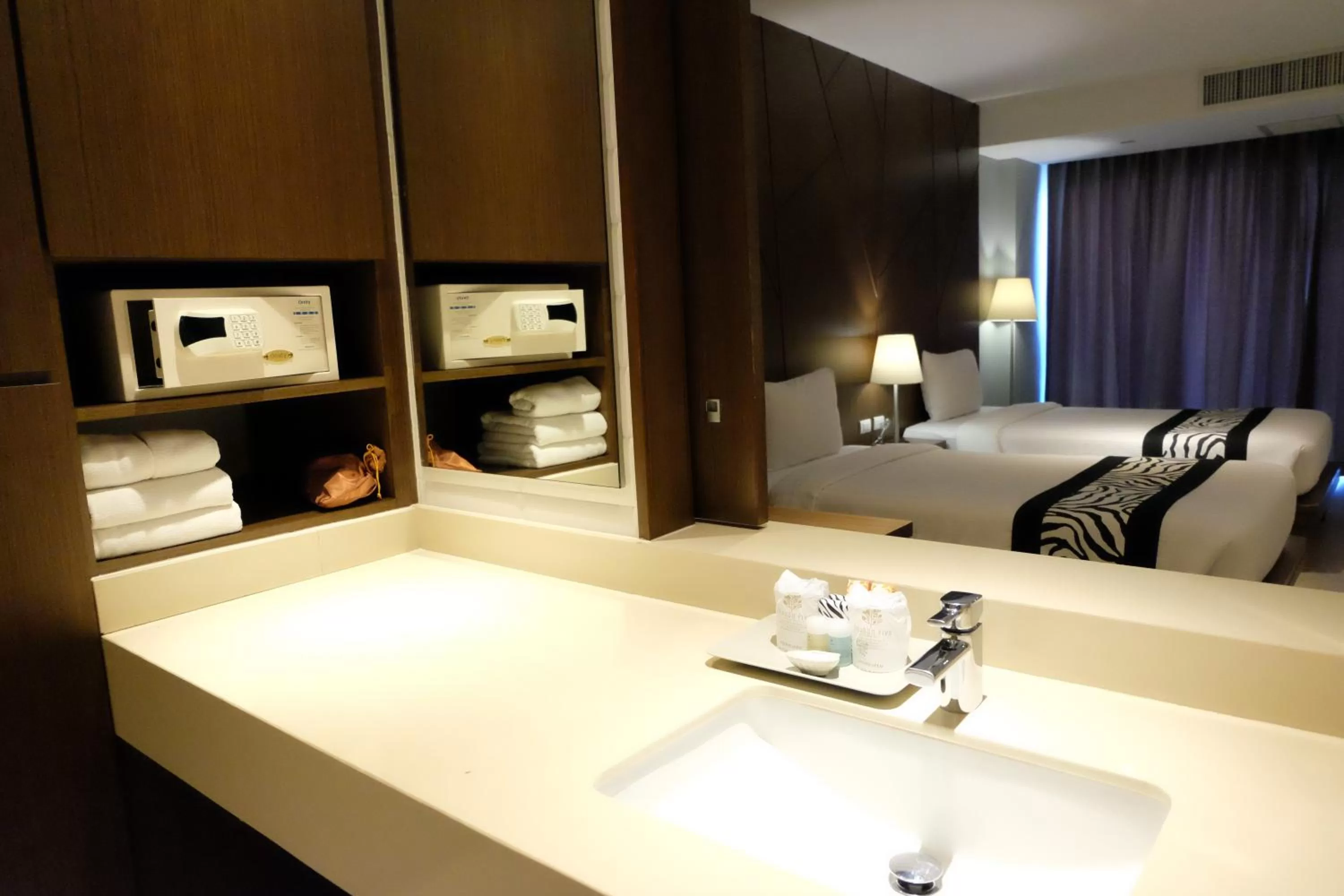 Bathroom, Bed in Season Five Hotel