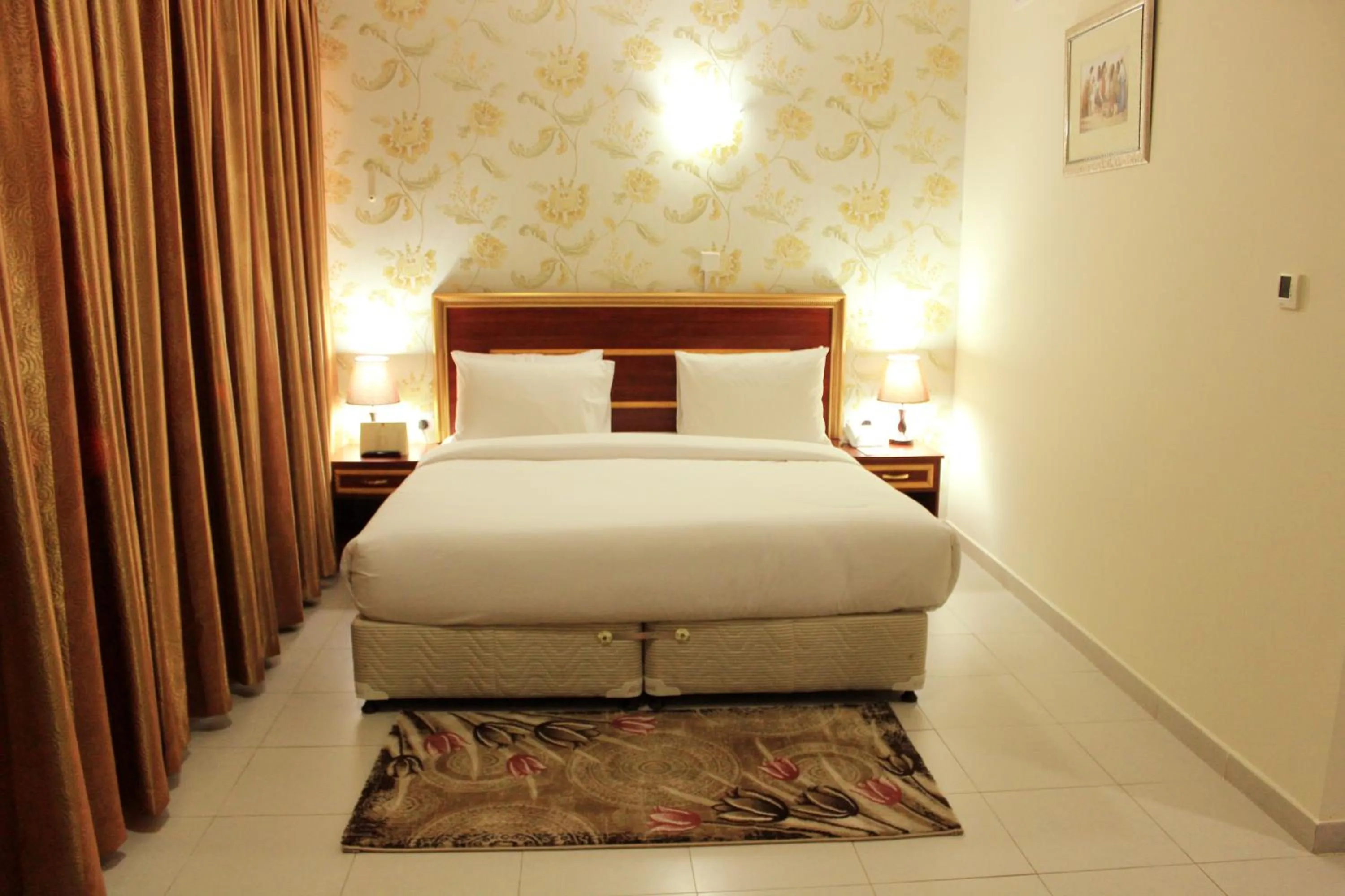 Bedroom, Bed in Montreal Naif Hotel