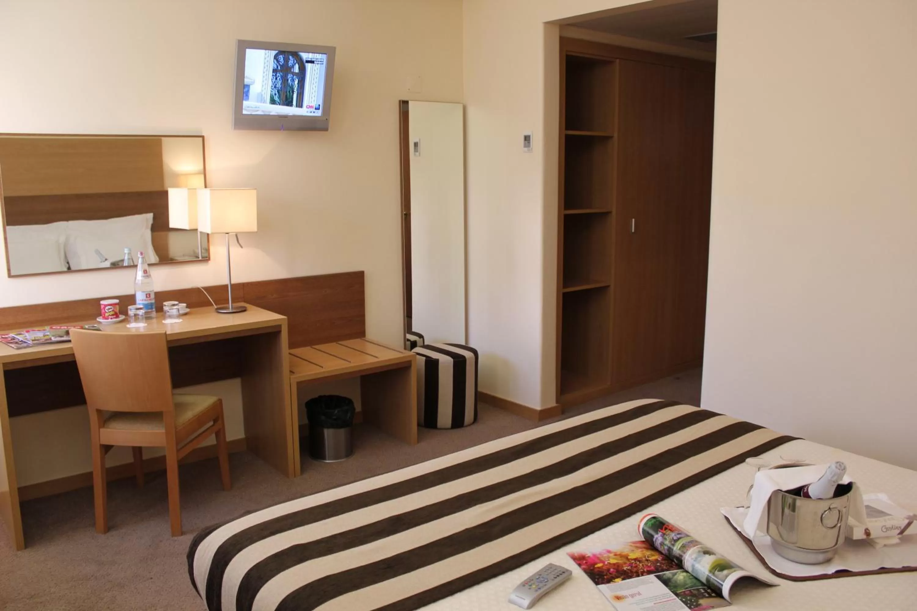 Photo of the whole room, Bed in Hotel Principe Lisboa