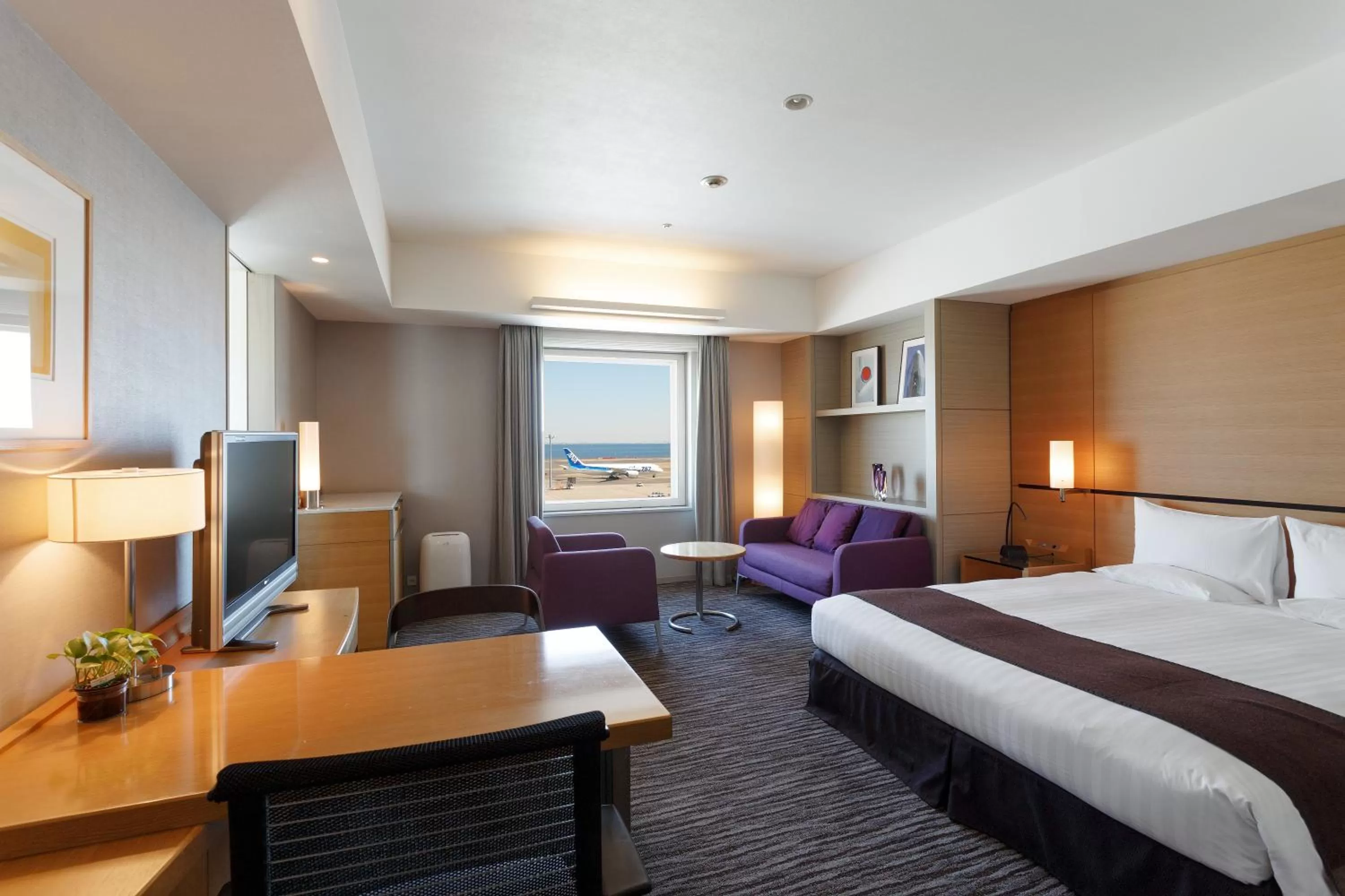 Photo of the whole room, Bed in Haneda Excel Hotel Tokyu Haneda Airport Terminal 2