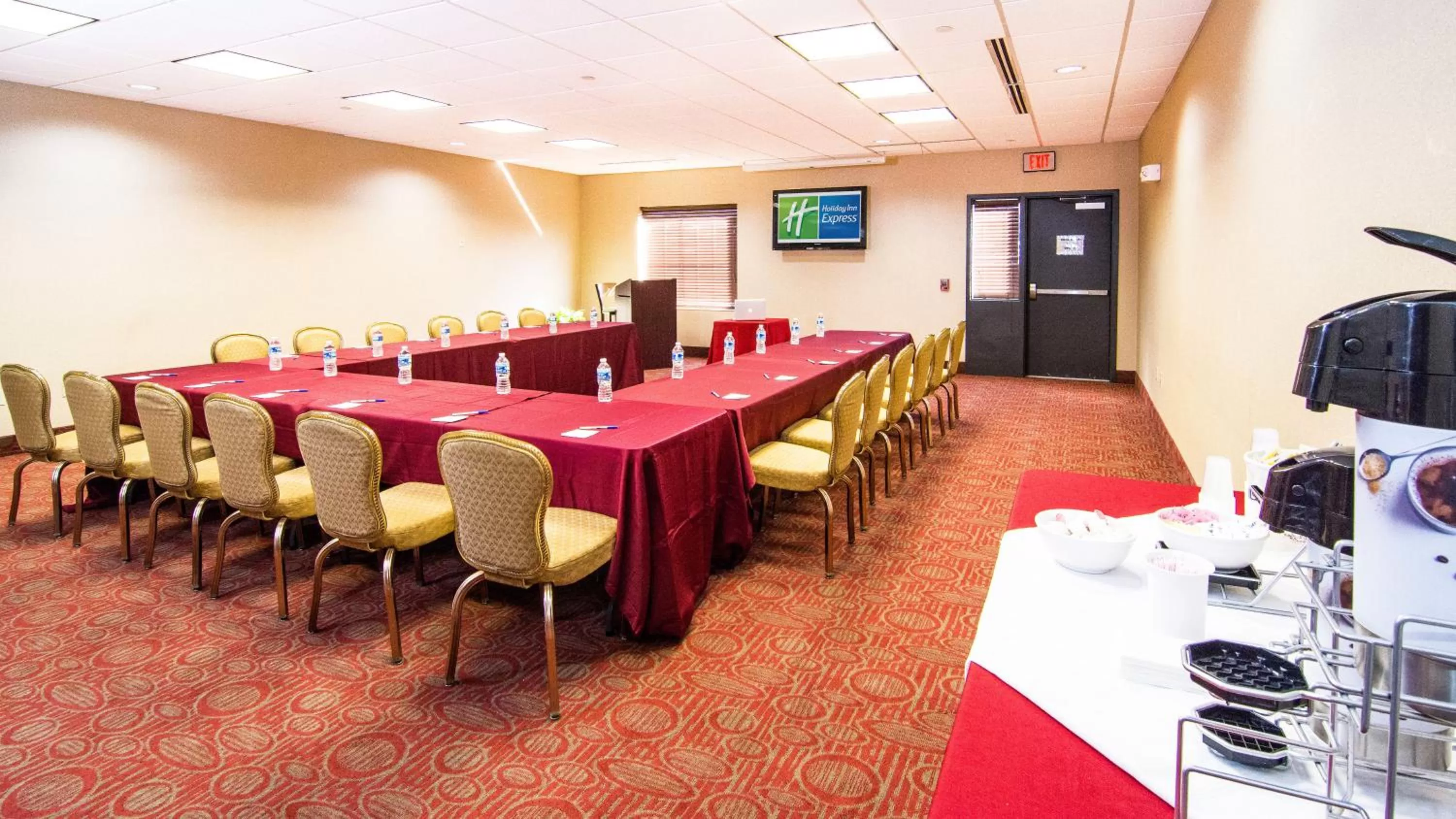 Meeting/conference room in Holiday Inn Express & Suites Elkton - University Area by IHG
