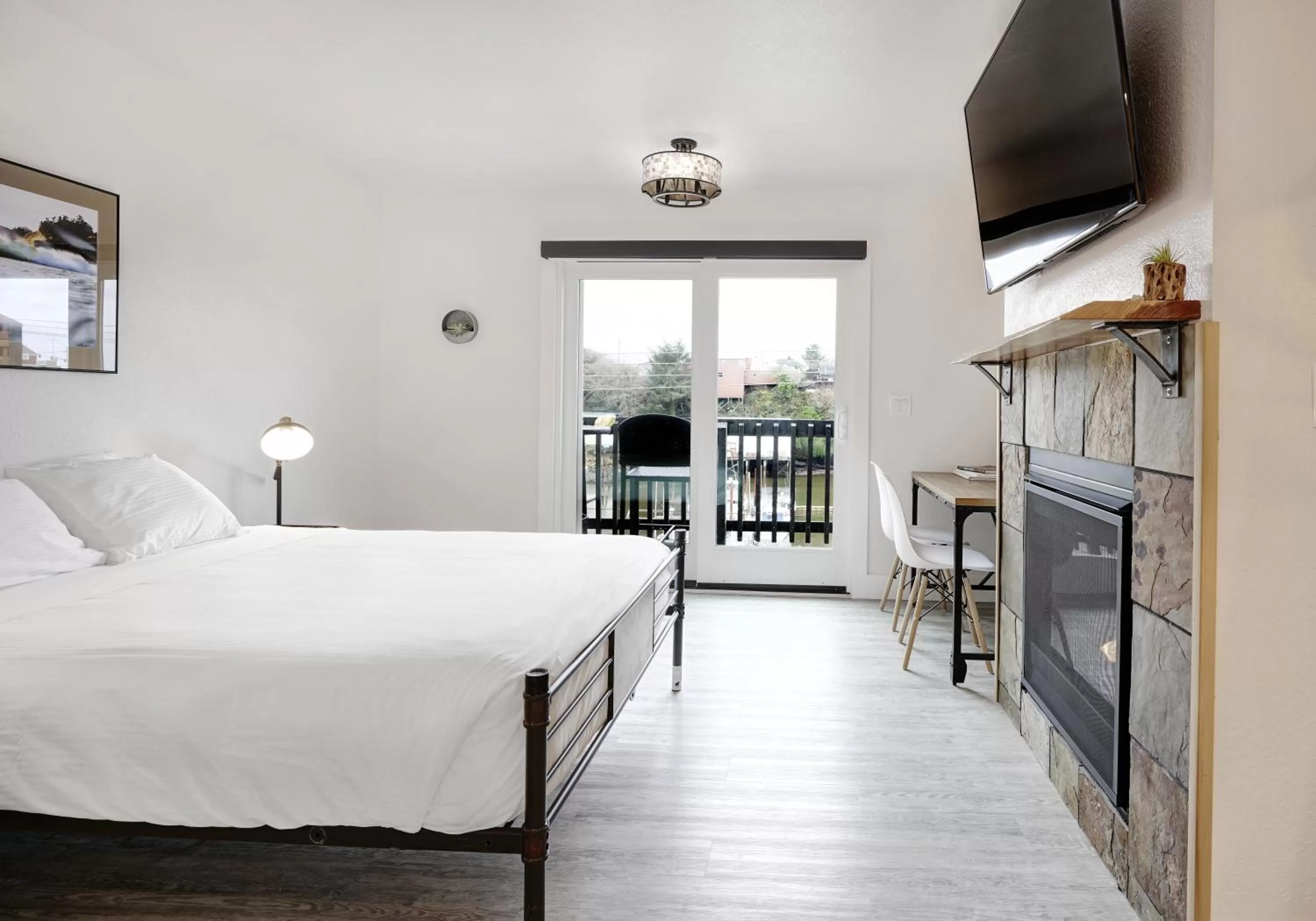 Photo of the whole room, Bed in SCP Depoe Bay