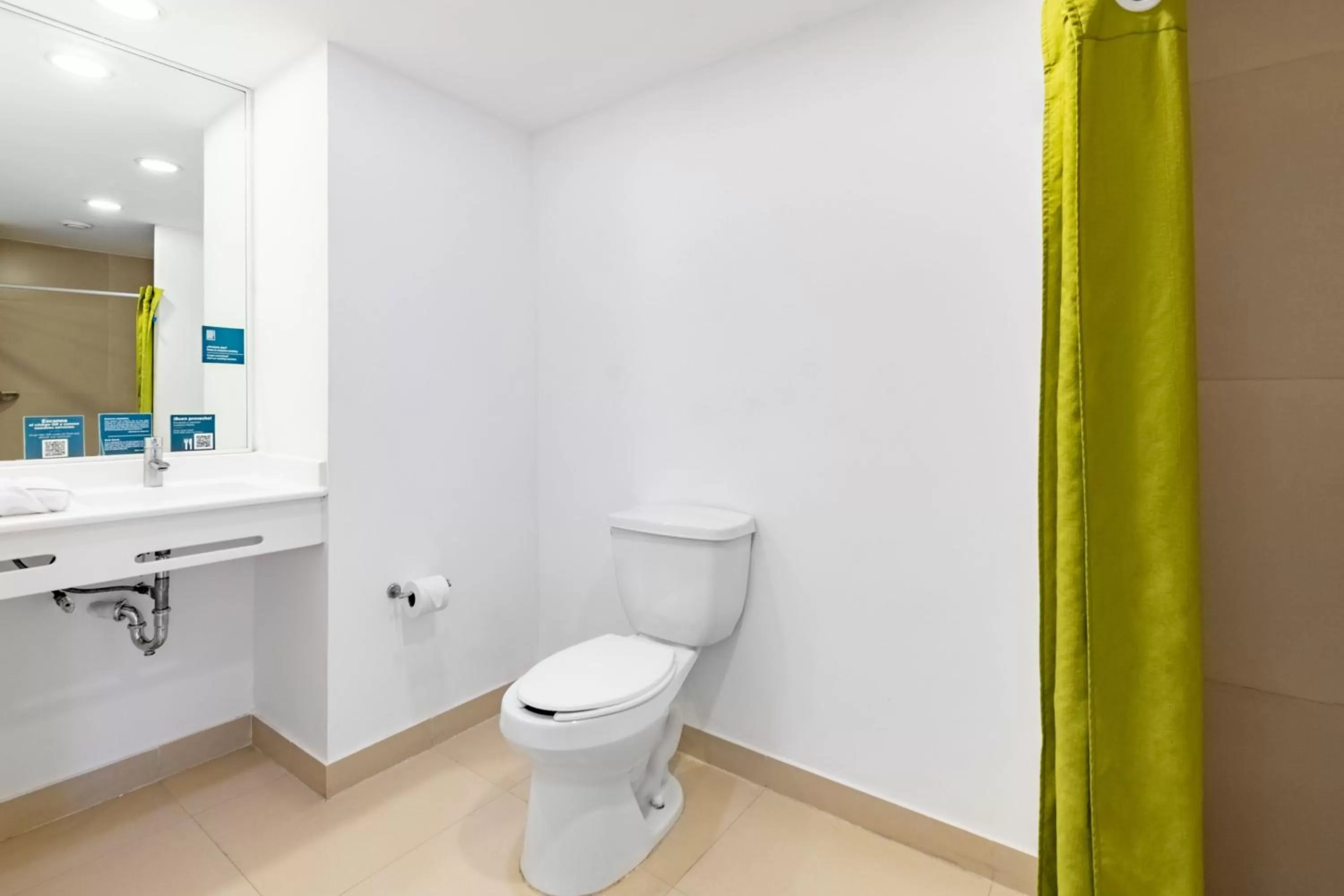 Bathroom in City Express Junior by Marriott Veracruz Aeropuerto