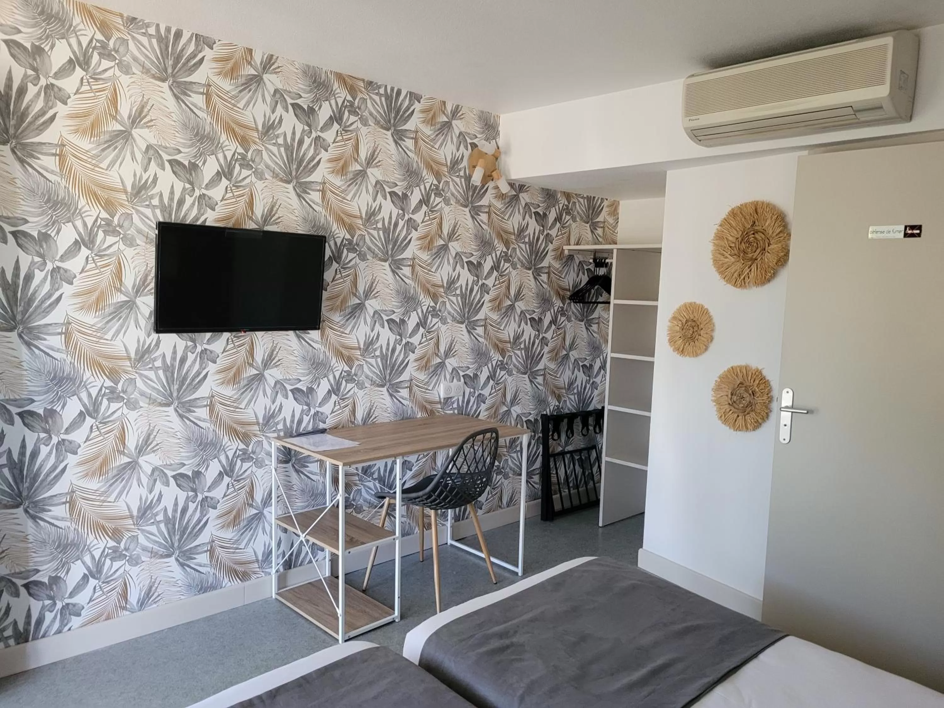 TV/Entertainment Center in Hotel Le Vanséen