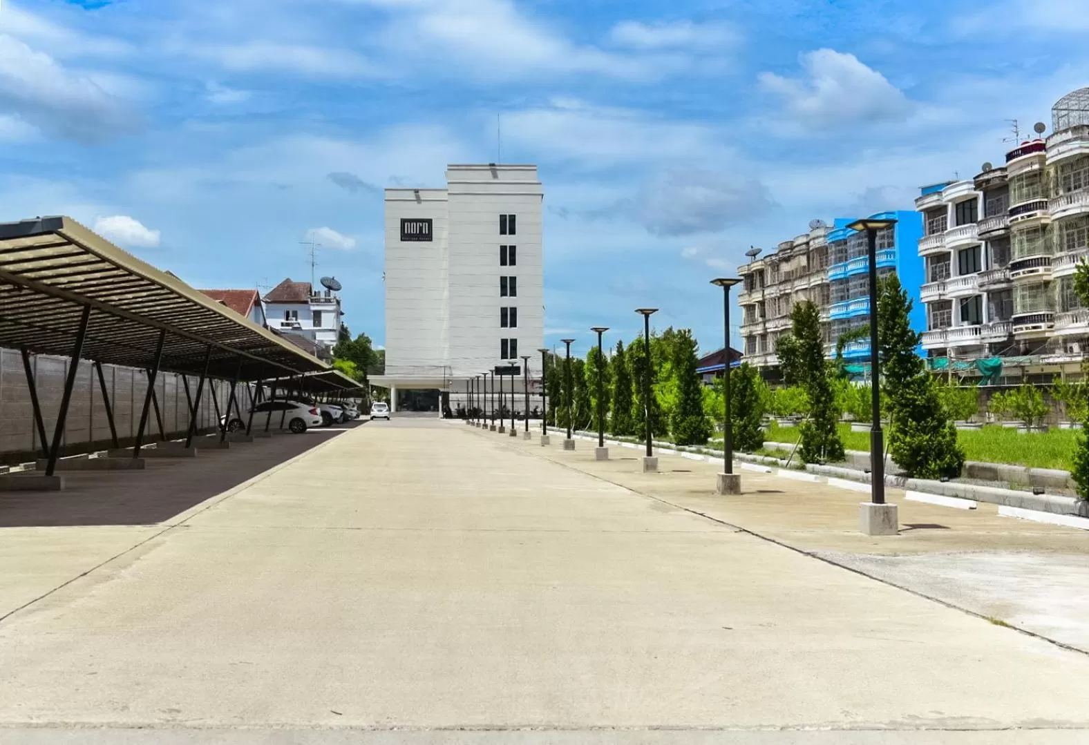 Parking in NORN Rimklong Bangkok Hotel