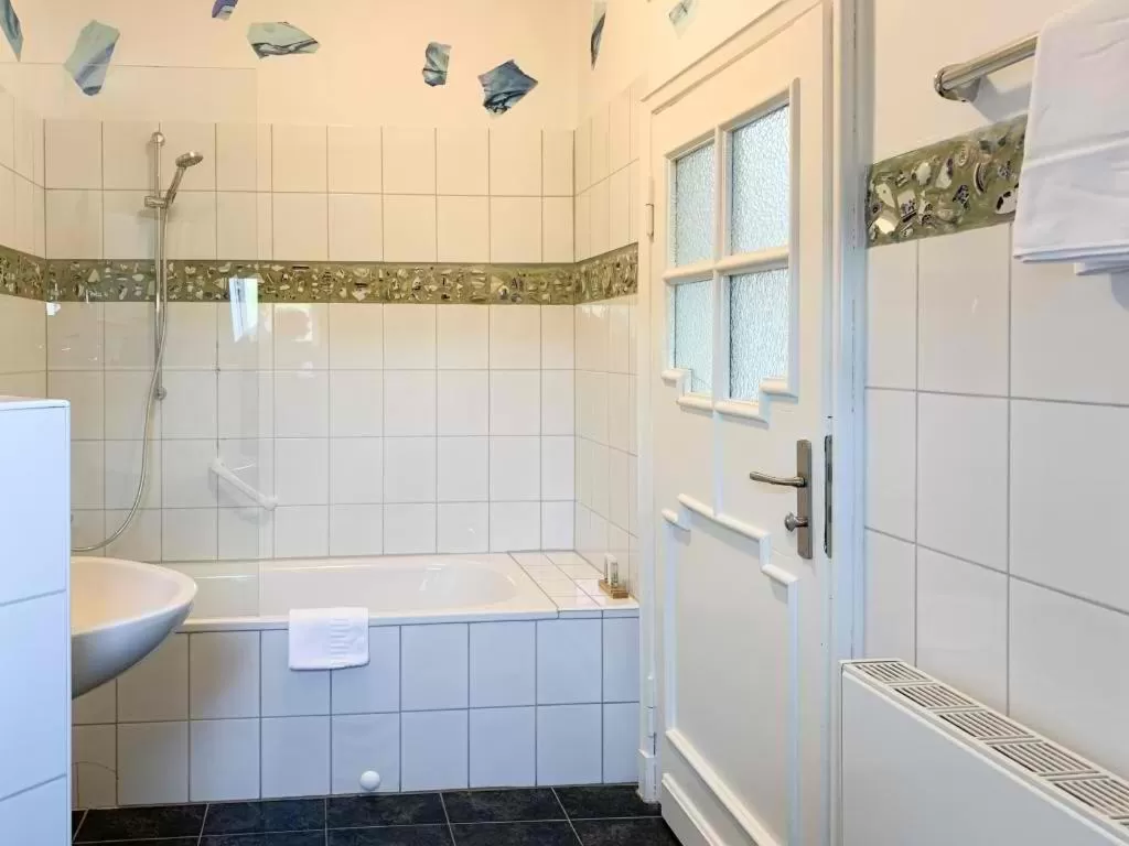 Bathroom in 2T Hotel artgenossen