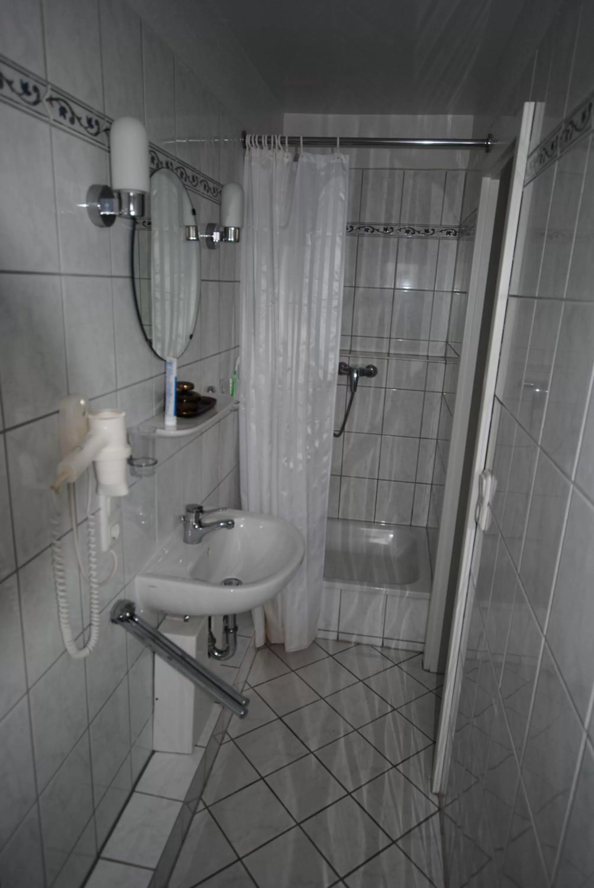 Shower in Gästehaus Howe