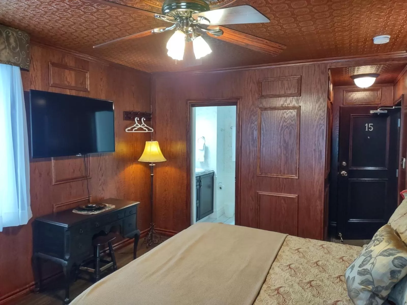 Bathroom, TV/Entertainment Center in The King George Inn