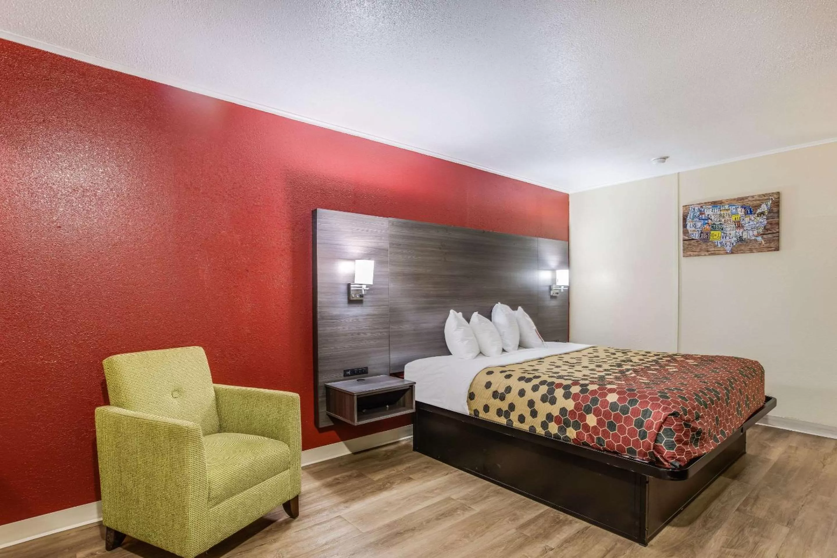 Photo of the whole room, Bed in Econo Lodge Garden City - Savannah